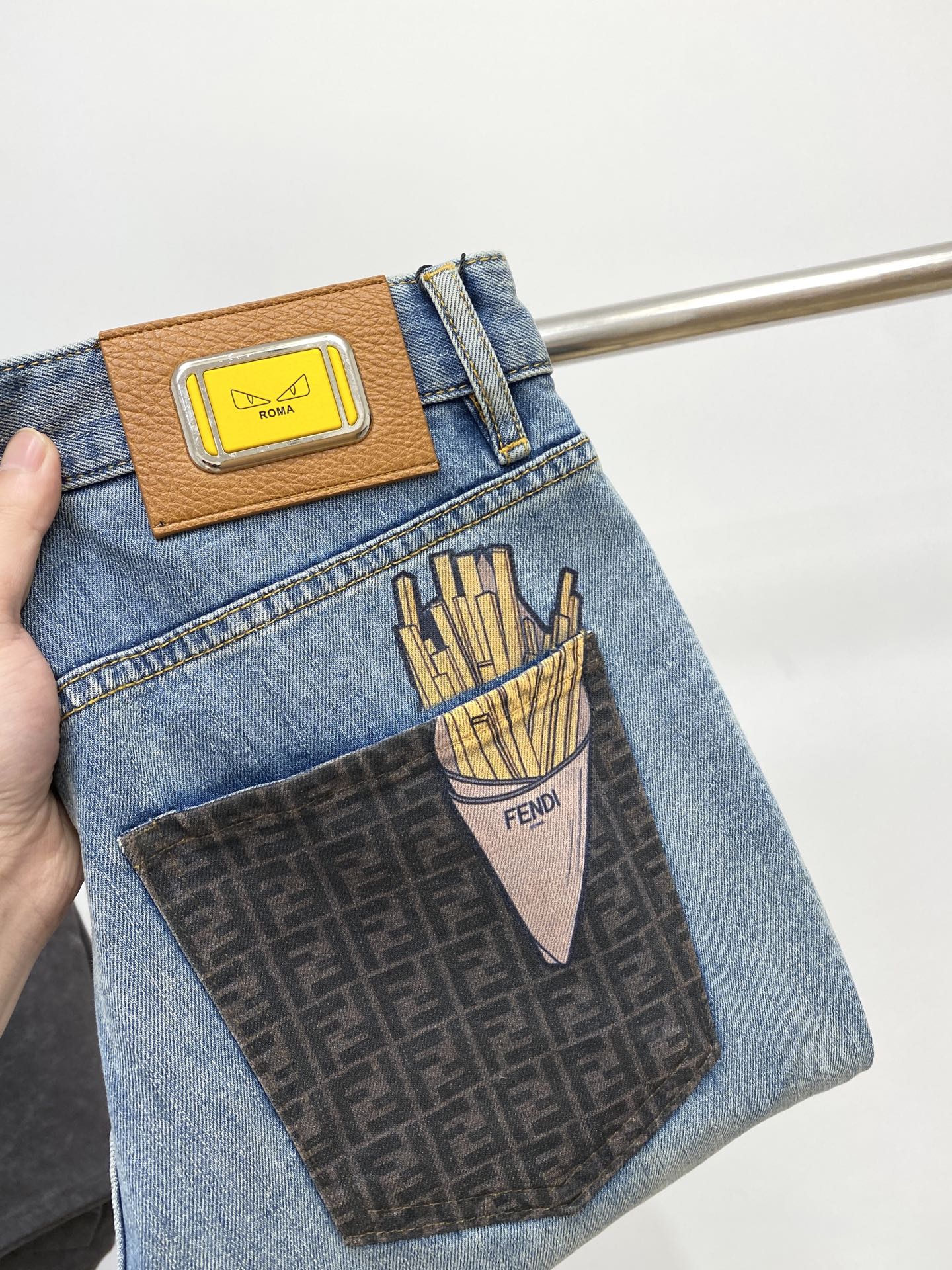 NO:160778,Fendi and 2025 latest products, special counters are available at the same time, original single-purpose goods, water-washed casual jeans, imported original washing elastic fabric, comfortable and elastic, original hardware and auxiliary decorative logo, super positive style, extremely high grade, counter quality, fashionable and stylish upper body, 29-38,,fendi, jeans, alexander wang19860909芬迪、2025最新品,专柜同步有售,原单狠货,水洗休闲牛仔裤,进口原版水洗弹力面料,舒适有弹性,原版五金辅料装饰logo,版型超正,档次极高,专柜品质,上身时尚有型,码数29-38,,fendi,jeans,alexander wang,Men's clothing