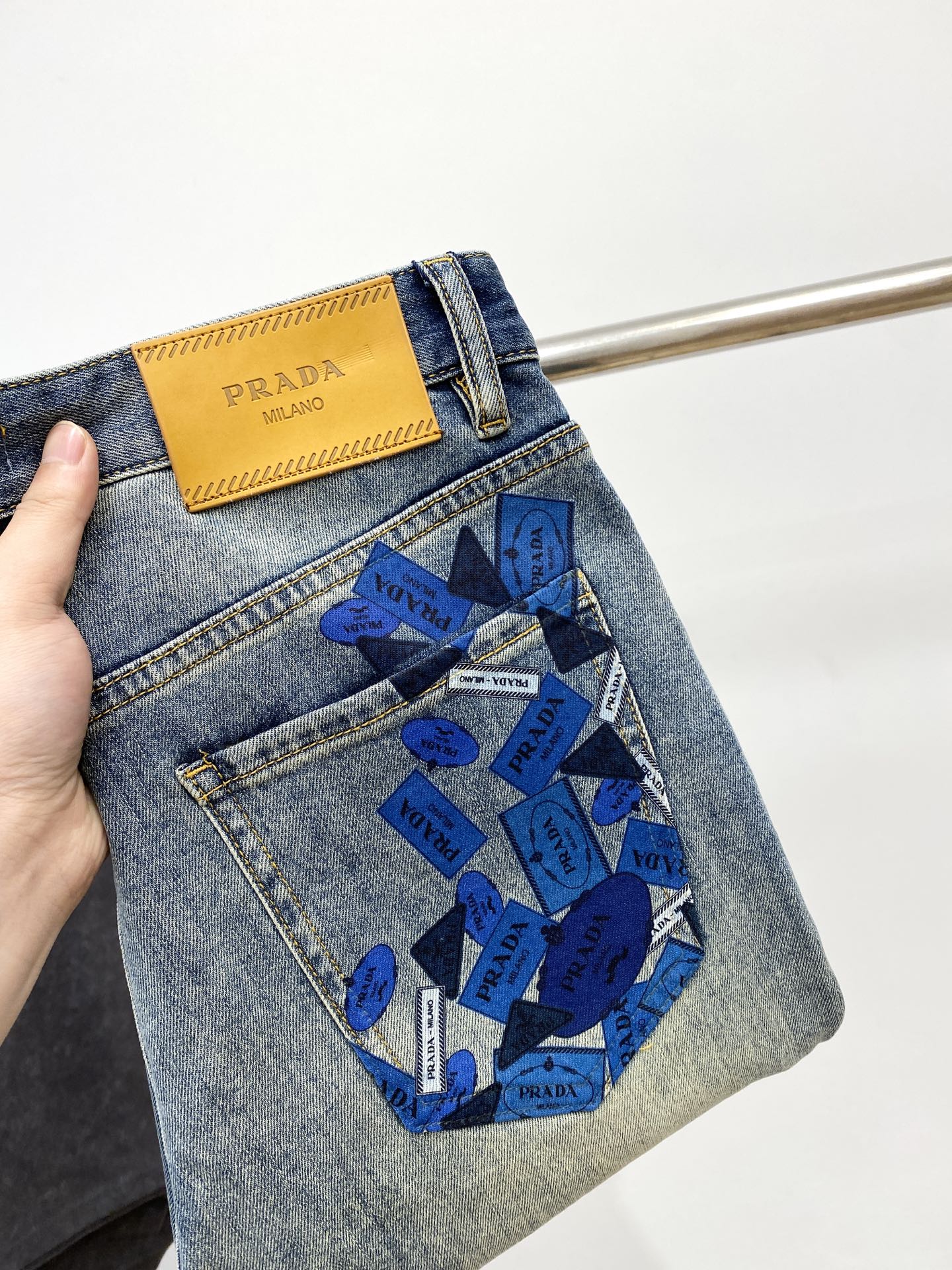 NO:160780,Prada, 2025 latest products, special counters are available at the same time, original singles, washable casual jeans, imported original washable elastic fabric, comfortable and elastic, original hardware and auxiliary decorative logo, super positive style, extremely high grade, counter quality, fashionable and stylish upper body, 29-38, prada, jeans, alexander wang19860909普拉达、2025最新品,专柜同步有售,原单狠货,水洗休闲牛仔裤,进口原版水洗弹力面料,舒适有弹性,原版五金辅料装饰logo,版型超正,档次极高,专柜品质,上身时尚有型,码数29-38,,prada,jeans,alexander wang,Men's clothing