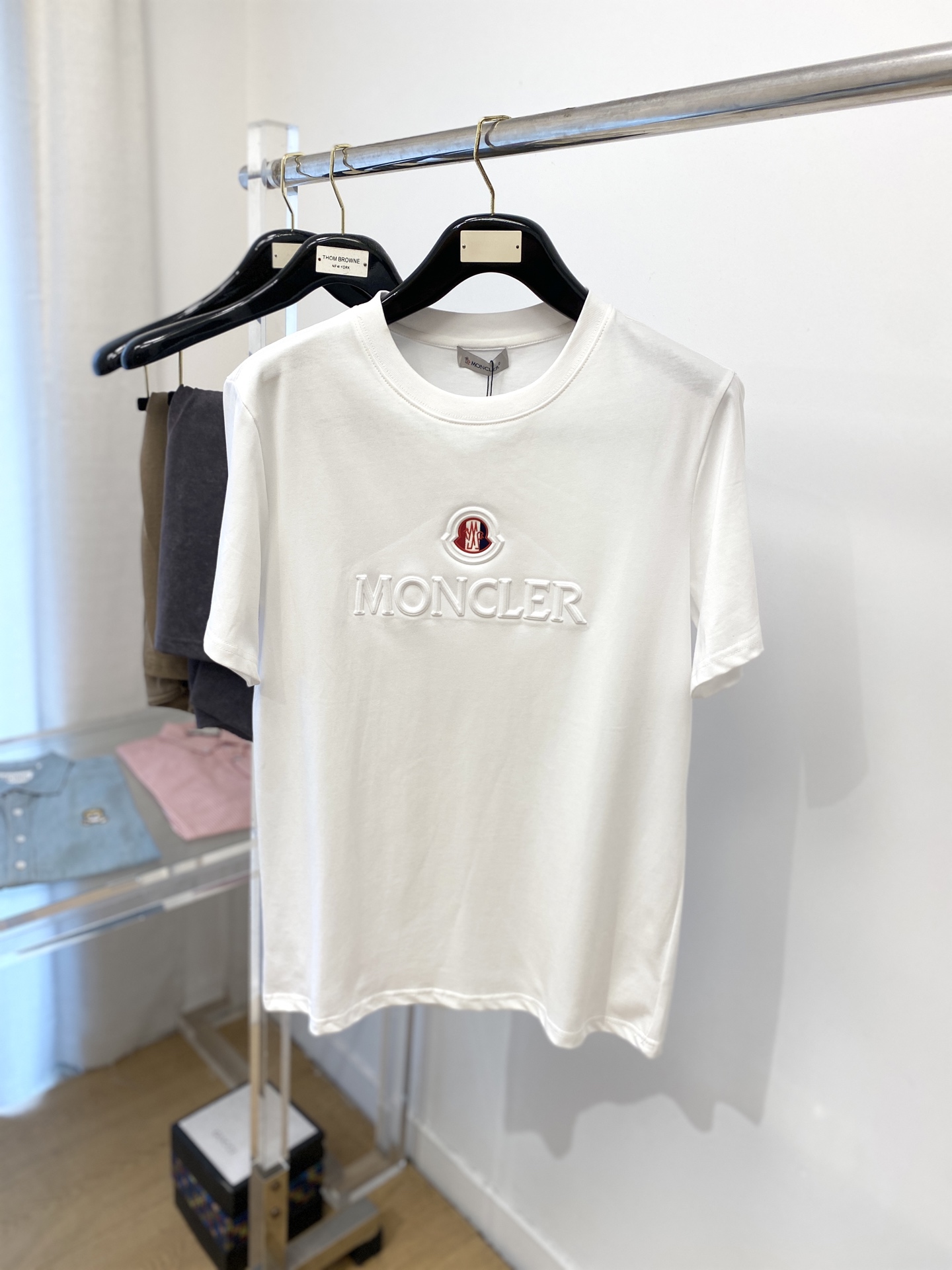 NO:162012,The latest short-sleeved T-shirt in 2025, handsome and fashionable, chest design, embossed print glue pattern letter logo, simple and versatile style. The fabric cotton is not only crisp, maintains the trendy silhouette, but also comfortable to wear, and the yarn is more delicate, S-XXL, Moncler, T-shirt, tees, t-shirt, alexander wang19860909蒙口、2025最新款短袖T恤,帅气时尚,胸前设计凹凸印胶图案字母logo,简约百搭款.面料棉 不仅挺括,保持潮流的廓形,又穿着舒适,纱织更细腻,码数S-XXL,,Moncler,T-shirt,tees，t-shirt,alexander wang,Men's clothing