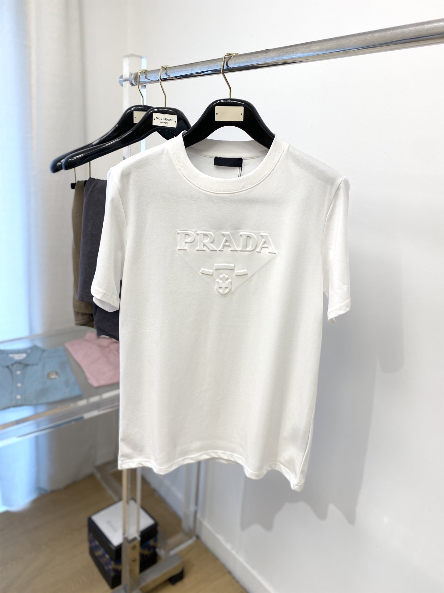 NO:161995,Prada, the latest short-sleeved T-shirt in 2025, handsome and fashionable, chest design concave and convex pattern letter logo, simple and versatile style. Fabric cotton is not only crisp, maintains a fashionable silhouette, but also comfortable to wear, and the yarn is more delicate, S-XXL, prada, T-shirt, tees, t-shirt, alexander wang19860909普拉达、2025最新款短袖T恤,帅气时尚,胸前设计凹凸图案字母logo,简约百搭款.面料棉 不仅挺括,保持潮流的廓形,又穿着舒适,纱织更细腻,码数S-XXL,,prada,T-shirt,tees，t-shirt,alexander wang,Men's clothing