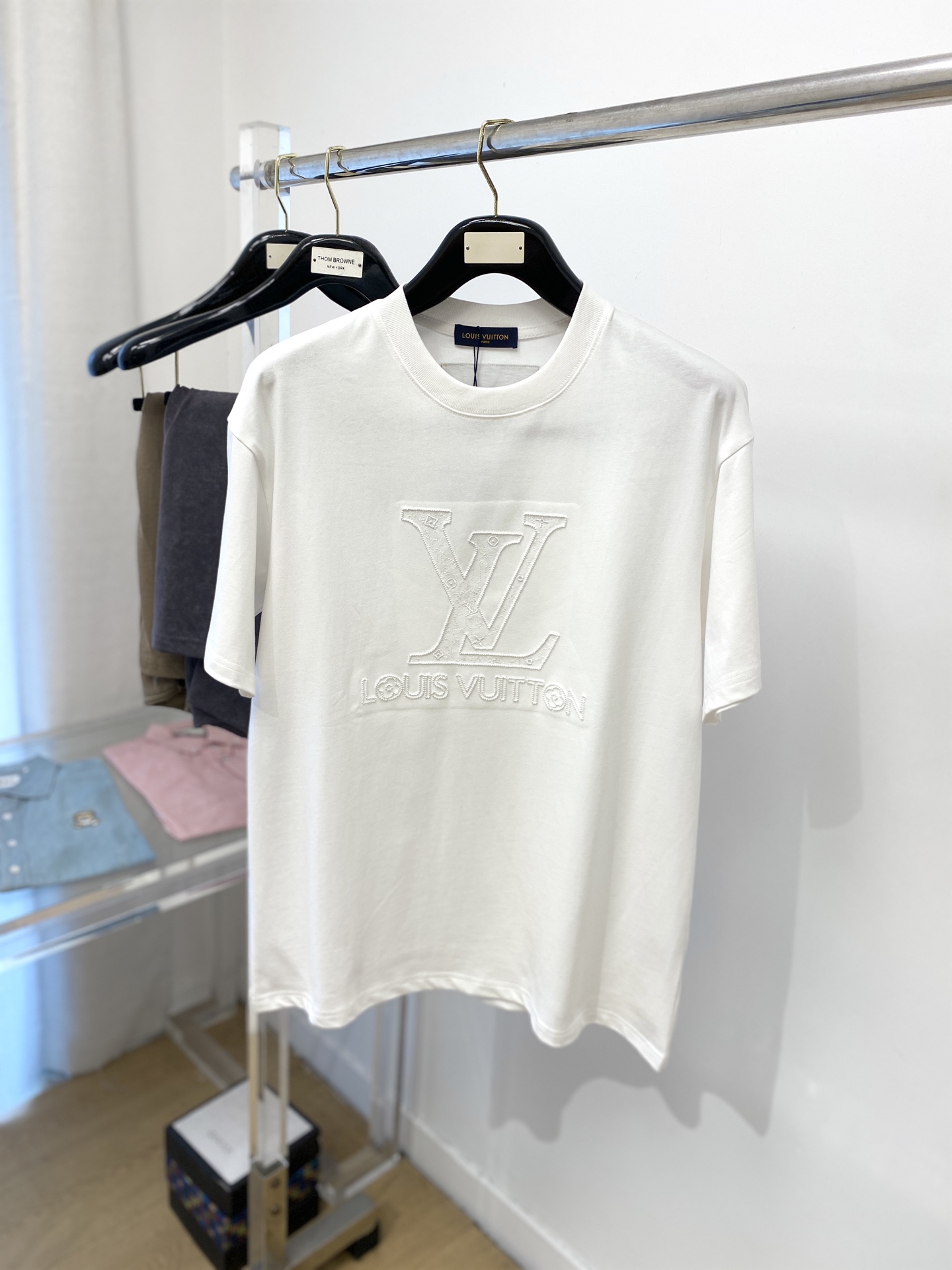 NO:161997,Louis Vuitton, the latest short-sleeved T-shirt in 2025, handsome and fashionable, exquisite embroidered pattern letter logo on the chest, simple and versatile style. The fabric cotton is not only crisp, maintains the trendy silhouette, but also comfortable to wear, and the yarn is more delicate, S-XXL,,louis vuitton, T-shirt,tees, t-shirt,alexander wang19860909路易威登、2025最新款短袖T恤,帅气时尚,胸前精致刺绣图案字母logo,简约百搭款.面料棉 不仅挺括,保持潮流的廓形,又穿着舒适,纱织更细腻,码数S-XXL,,louis vuitton,T-shirt,tees，t-shirt,alexander wang,Men's clothing