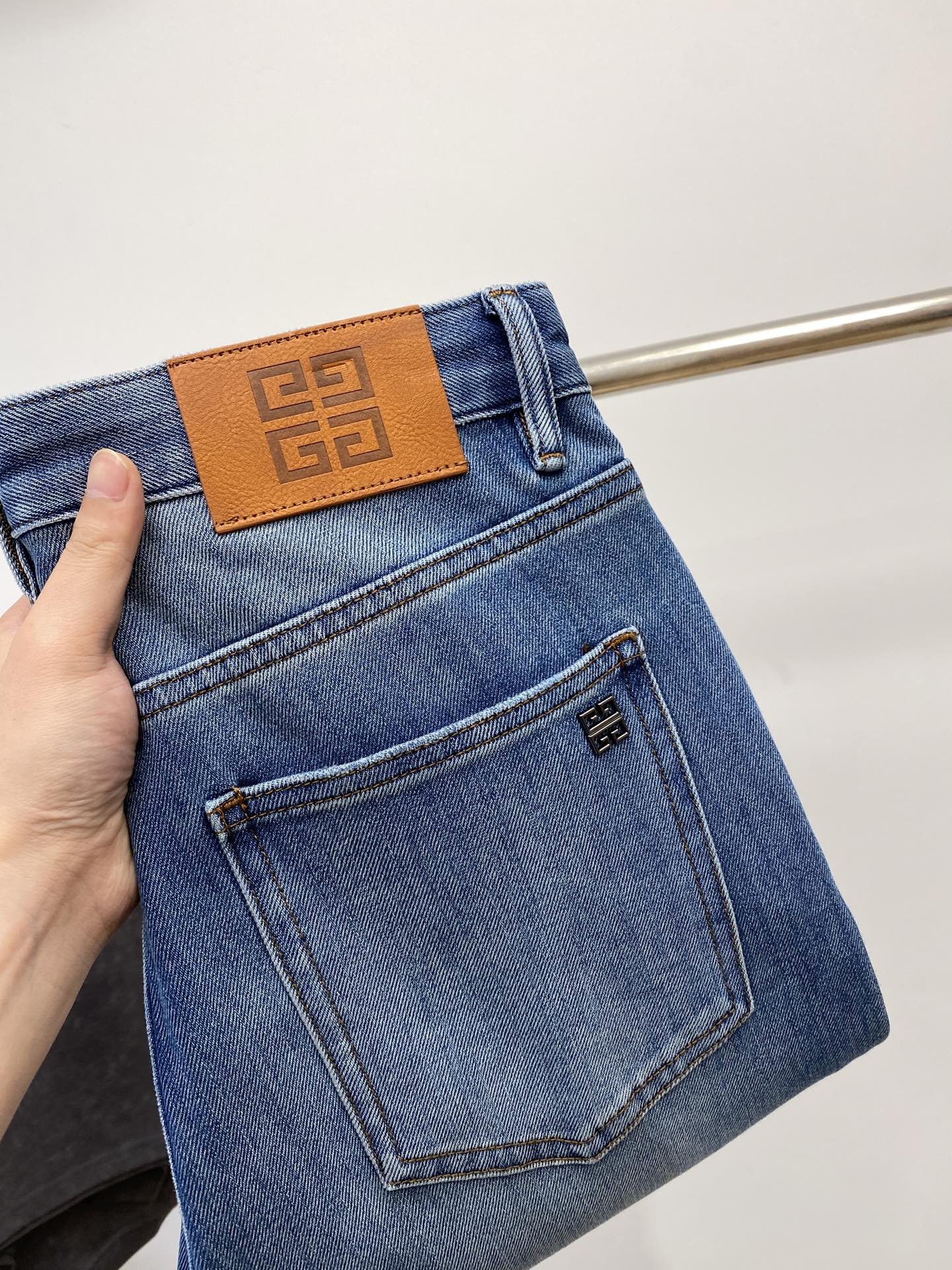 NO:461062,Givenchy, 2025 latest products, special counters are available at the same time, original singles, washable casual jeans, imported original washable elastic fabric, comfortable and elastic, original hardware and auxiliary decorative logo, super positive style, extremely high grade, counter quality, fashionable and stylish upper body, 29-36, givennchy, jeans, alexander wang19860909纪梵希、2025最新品,专柜同步有售,原单狠货,水洗休闲牛仔裤,进口原版水洗弹力面料,舒适有弹性,原版五金辅料装饰logo,版型超正,档次极高,专柜品质,上身时尚有型,码数29-36,,givenchy,jeans,alexander wang,Men's clothing