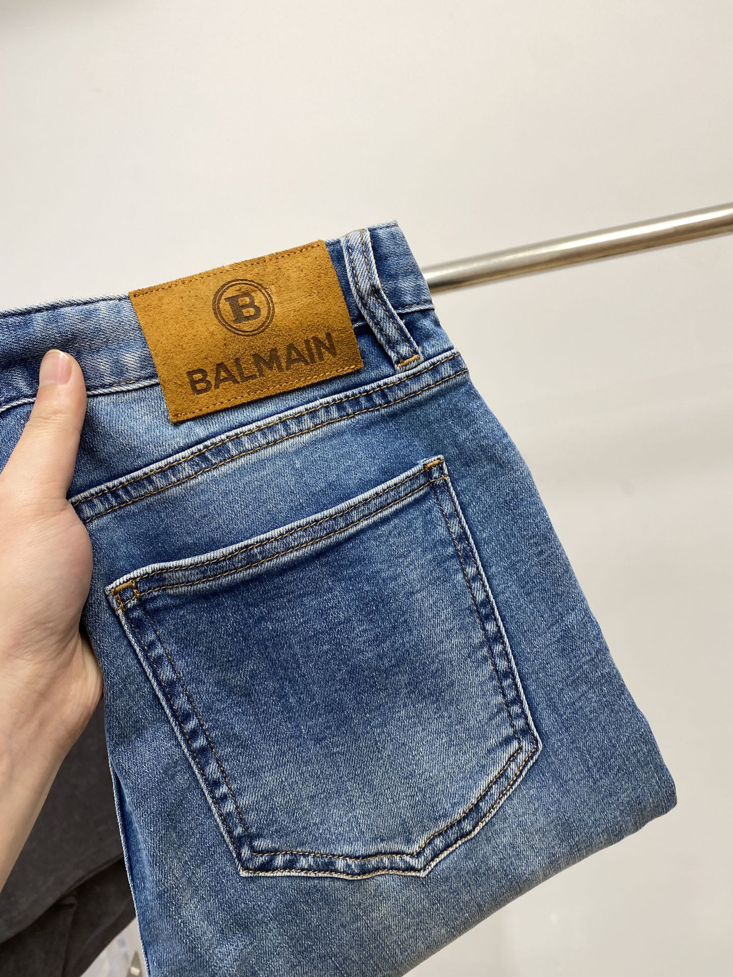 NO:461046,BALMAIN Balmain, 2025 latest products, special counters are available at the same time, original single-purpose goods, water-washed casual jeans, imported original washing elastic fabric, comfortable and elastic, original hardware and auxiliary decorative logo, super positive style, extremely high grade, counter quality, fashionable and stylish upper body, 29-36, balmain, balmain, jeans, alexander wang19860909BALMAIN 巴尔曼、2025最新品,专柜同步有售,原单狠货,水洗休闲牛仔裤,进口原版水洗弹力面料,舒适有弹性,原版五金辅料装饰logo,版型超正,档次极高,专柜品质,上身时尚有型,码数29-36,,balmain,balmain,jeans,alexander wang,Men's clothing