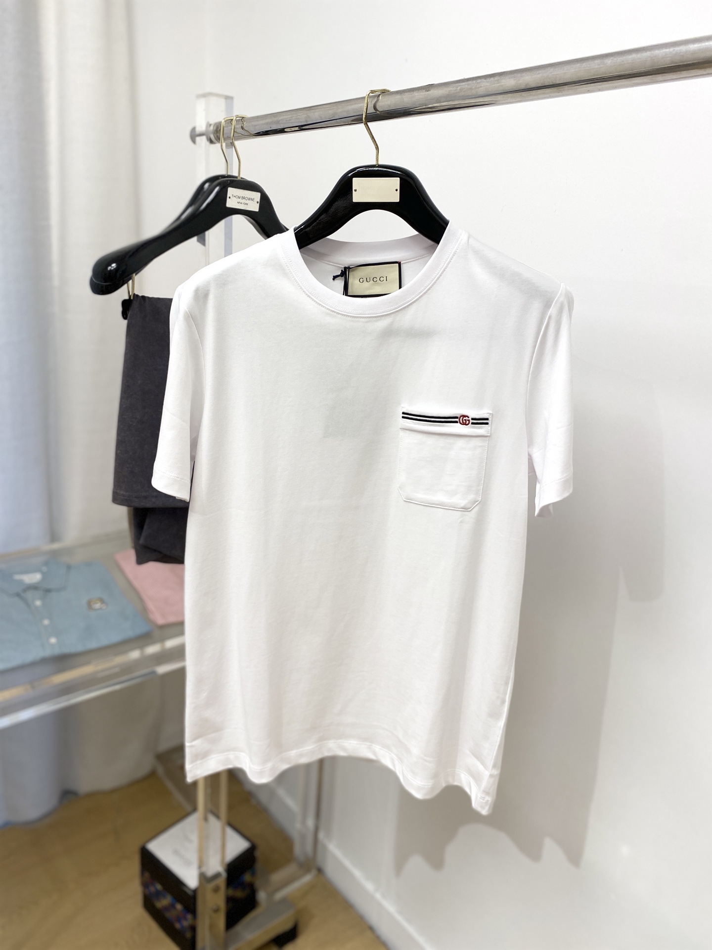 NO:161964,Guqi, the latest short-sleeved T-shirt in 2025, handsome and fashionable, exquisite embroidered letter logo on the chest, simple and versatile style. The fabric cotton is not only crisp, maintains the trendy silhouette, but also comfortable to wear, and the yarn is more delicate, S-XL, T-shirt,tees, t-shirt,alexander wang19860909古奇、2025最新款短袖T恤,帅气时尚,胸前精致刺绣字母logo,简约百搭款.面料棉 不仅挺括,保持潮流的廓形,又穿着舒适,纱织更细腻,码数S-XL,,T-shirt,tees，t-shirt,alexander wang,Men's clothing