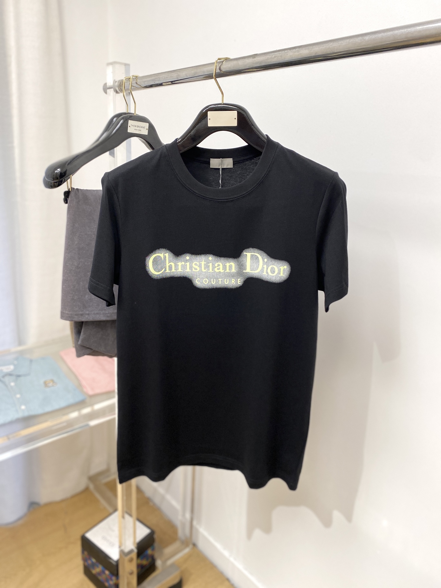 NO:161966,Dior, the latest short-sleeved T-shirt in 2025, handsome and fashionable, top printed letter logo on the chest, simple and versatile style. The fabric cotton is not only crisp, maintains the trendy silhouette, but also comfortable to wear, and the yarn is more delicate, S-XL, dior, T-shirt, tees, t-shirt, alexander wang19860909迪奥、2025最新款短袖T恤,帅气时尚,胸前顶级印花字母logo,简约百搭款.面料棉 不仅挺括,保持潮流的廓形,又穿着舒适,纱织更细腻,码数S-XL,,dior,T-shirt,tees，t-shirt,alexander wang,Men's clothing