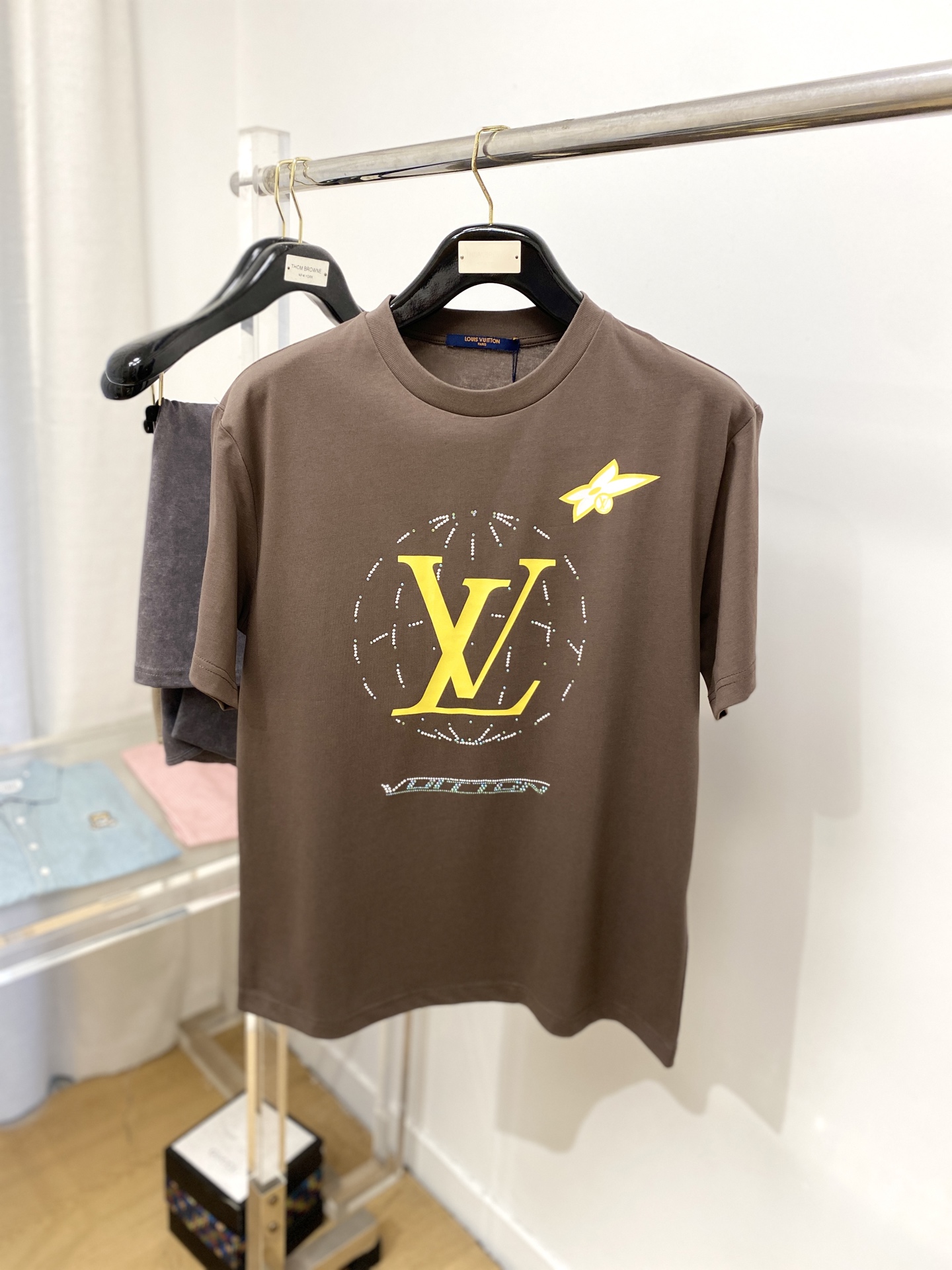 NO:161969,Louis Vuitton, the latest short-sleeved T-shirt in 2025, handsome and fashionable, top-grade printed pattern letter logo on the chest, simple and versatile style. Fabric cotton is not only crisp, maintains a fashionable silhouette, and is also comfortable to wear, with more delicate yarn. S-XL,,louis vuitton, T-shirt,tees, t-shirt,alexander wang19860909路易威登、2025最新款短袖T恤,帅气时尚,胸前顶级印花图案字母logo,简约百搭款.面料棉 不仅挺括,保持潮流的廓形,又穿着舒适,纱织更细腻,码数S-XL,,louis vuitton,T-shirt,tees，t-shirt,alexander wang,Men's clothing