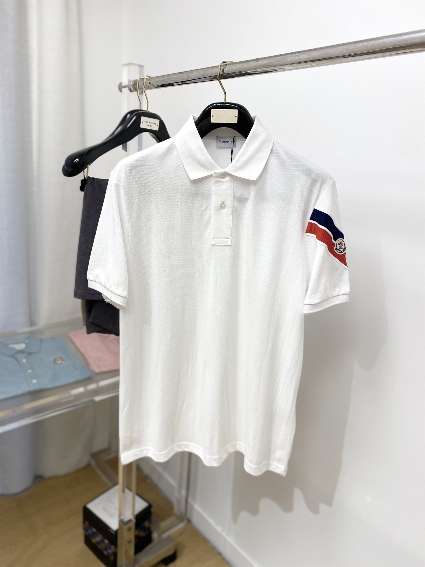 NO:161972,The latest short-sleeved T-shirt in 2025, handsome and fashionable, cuff embroidered decorative pattern logo, simple and versatile style. The fabric cotton is not only crisp, maintains the trendy silhouette, but also comfortable to wear, and the yarn is more delicate, S-XL, Moncler, T-shirt, tees, t-shirt, alexander wang19860909蒙口、2025最新款短袖T恤,帅气时尚,袖口刺绣装饰图案logo,简约百搭款.面料棉 不仅挺括,保持潮流的廓形,又穿着舒适,纱织更细腻,码数S-XL,,Moncler,T-shirt,tees，t-shirt,alexander wang,Men's clothing