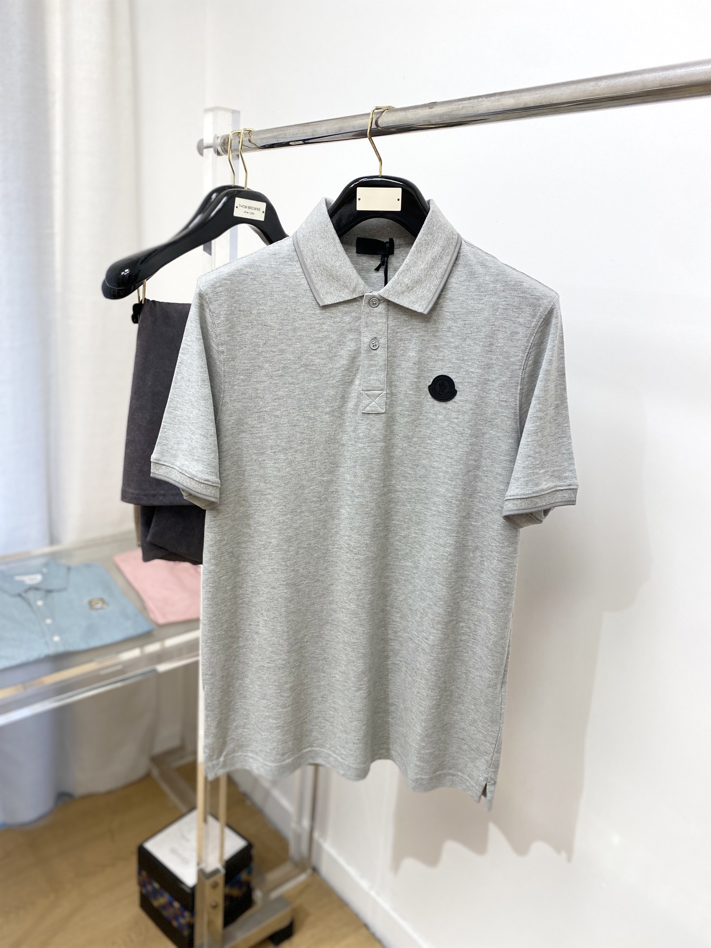 NO:161975,The latest short-sleeved T-shirt in 2025, handsome and fashionable, chest embroidered decorative pattern logo, simple and versatile style. The fabric cotton is not only crisp, maintains the trendy silhouette, but also comfortable to wear, and the yarn is more delicate, S-XL, Moncler, T-shirt, tees, t-shirt, alexander wang19860909蒙口、2025最新款短袖T恤,帅气时尚,胸前刺绣装饰图案logo,简约百搭款.面料棉 不仅挺括,保持潮流的廓形,又穿着舒适,纱织更细腻,码数S-XL,,Moncler,T-shirt,tees，t-shirt,alexander wang,Men's clothing