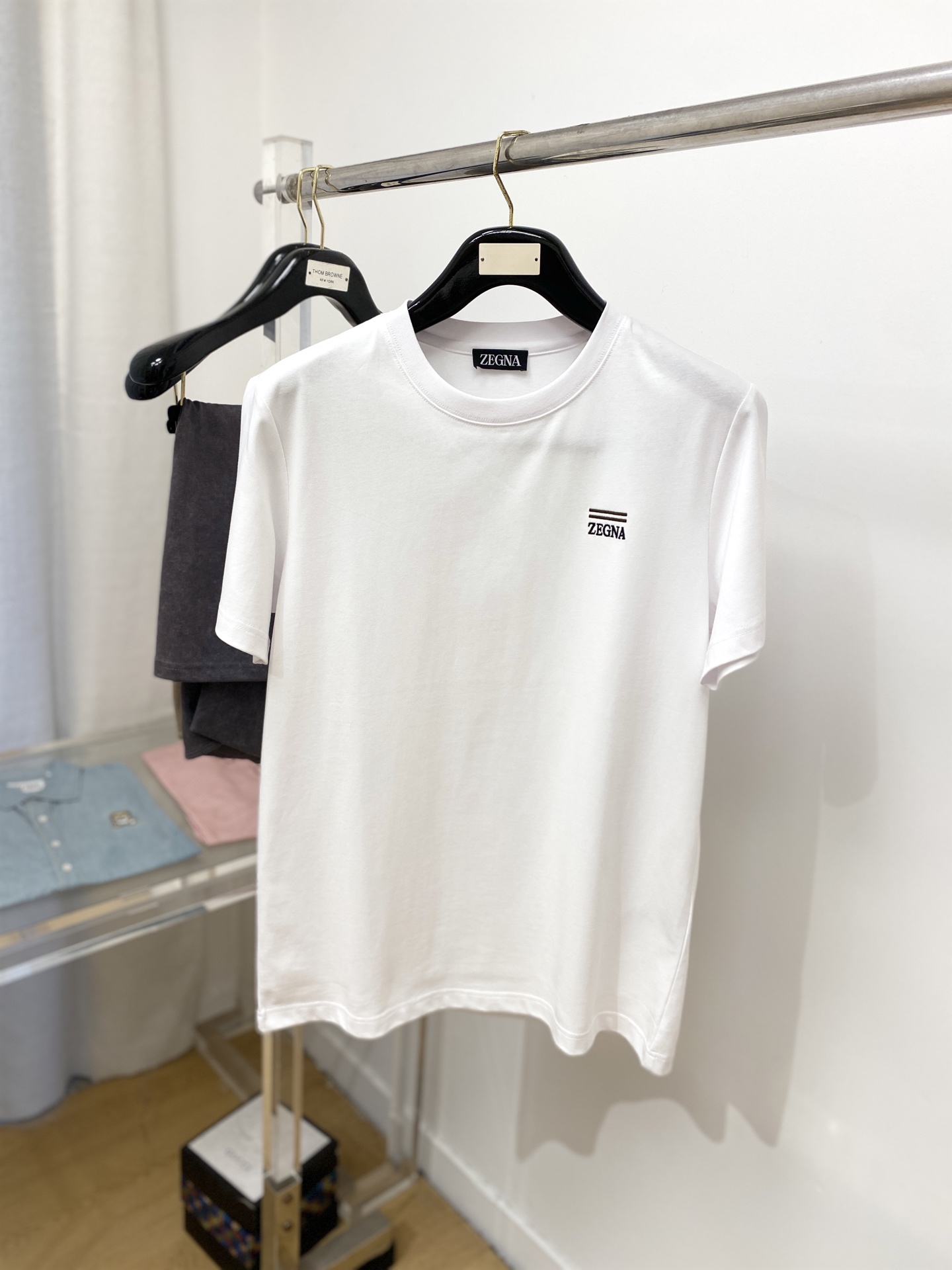 NO:161978,Zenia, the latest short-sleeved T-shirt in 2025, handsome and fashionable, exquisite embroidered letter logo on the chest, simple and versatile style. The fabric cotton is not only crisp, maintains the trendy silhouette, but also comfortable to wear, and the yarn is more delicate, S-XL, zegna, T-shirt, tees, t-shirt, alexander wang19860909杰尼亚、2025最新款短袖T恤,帅气时尚,胸前精致刺绣字母logo,简约百搭款.面料棉 不仅挺括,保持潮流的廓形,又穿着舒适,纱织更细腻,码数S-XL,,zegna,T-shirt,tees，t-shirt,alexander wang,Men's clothing