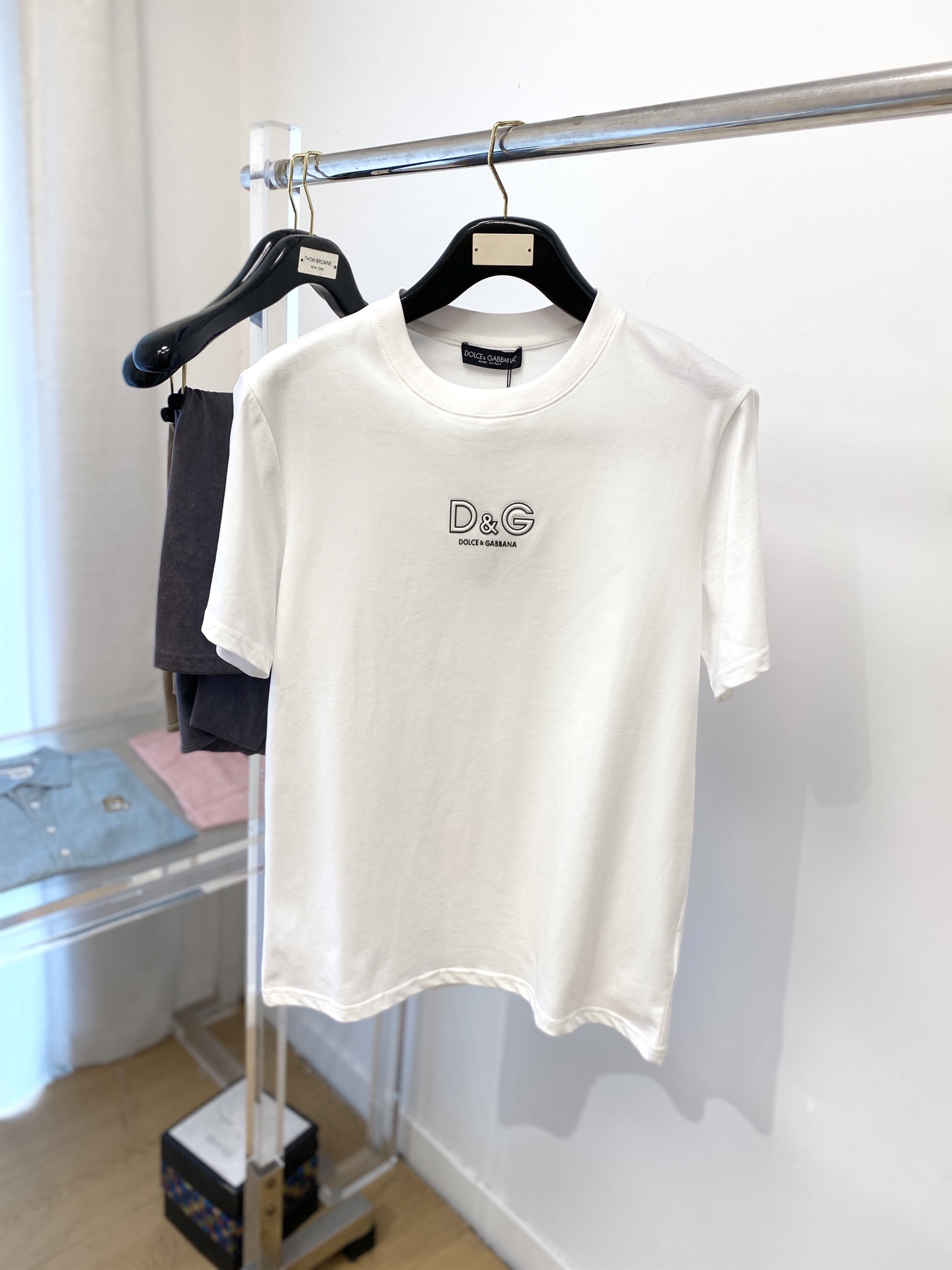NO:162002,DG, the latest short-sleeved T-shirt in 2025, handsome and fashionable, chest design, embossed and printed letter logo, simple and versatile. Fabric cotton is not only crisp, maintains a fashionable silhouette, but also comfortable to wear, and the yarn is more delicate, S-XXL, Dolce & Gabbana, T-shirt, tees, t-shirt, alexander wang19860909DG、2025最新款短袖T恤,帅气时尚,胸前设计凹凸印胶字母logo,简约百搭款.面料棉 不仅挺括,保持潮流的廓形,又穿着舒适,纱织更细腻,码数S-XXL,,Dolce&Gabbana,T-shirt,tees，t-shirt,alexander wang,Men's clothing