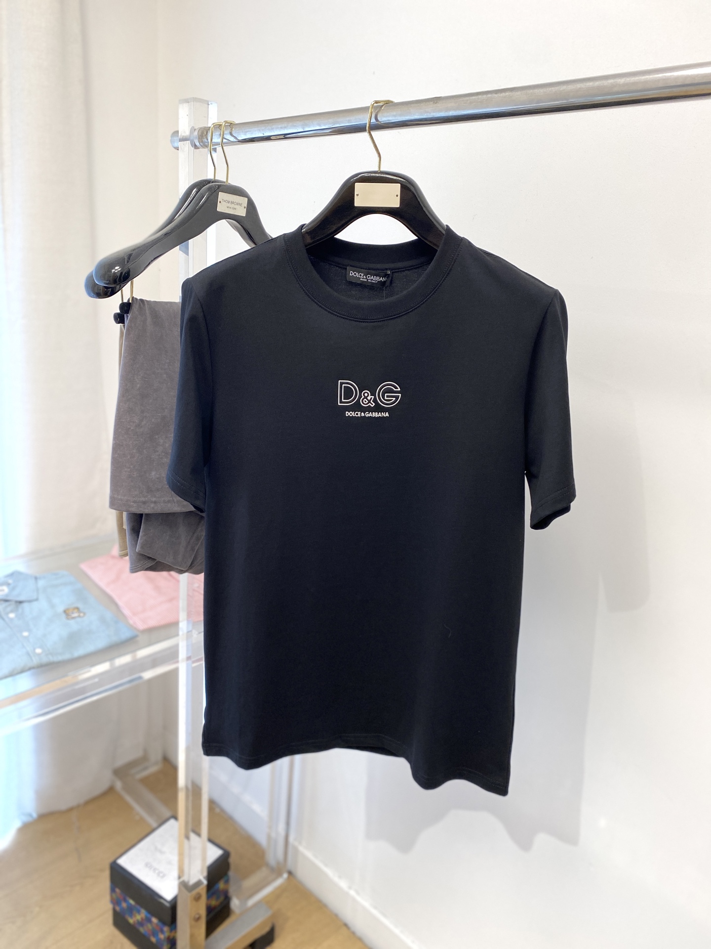NO:162004,DG, the latest short-sleeved T-shirt in 2025, handsome and fashionable, chest design, embossed and printed letter logo, simple and versatile. Fabric cotton is not only crisp, maintains a fashionable silhouette, but also comfortable to wear, and the yarn is more delicate, S-XXl, Dolce & Gabbana, T-shirt, tees, t-shirt, alexander wang19860909DG、2025最新款短袖T恤,帅气时尚,胸前设计凹凸印胶字母logo,简约百搭款.面料棉 不仅挺括,保持潮流的廓形,又穿着舒适,纱织更细腻,码数S-XXl,,Dolce&Gabbana,T-shirt,tees，t-shirt,alexander wang,Men's clothing