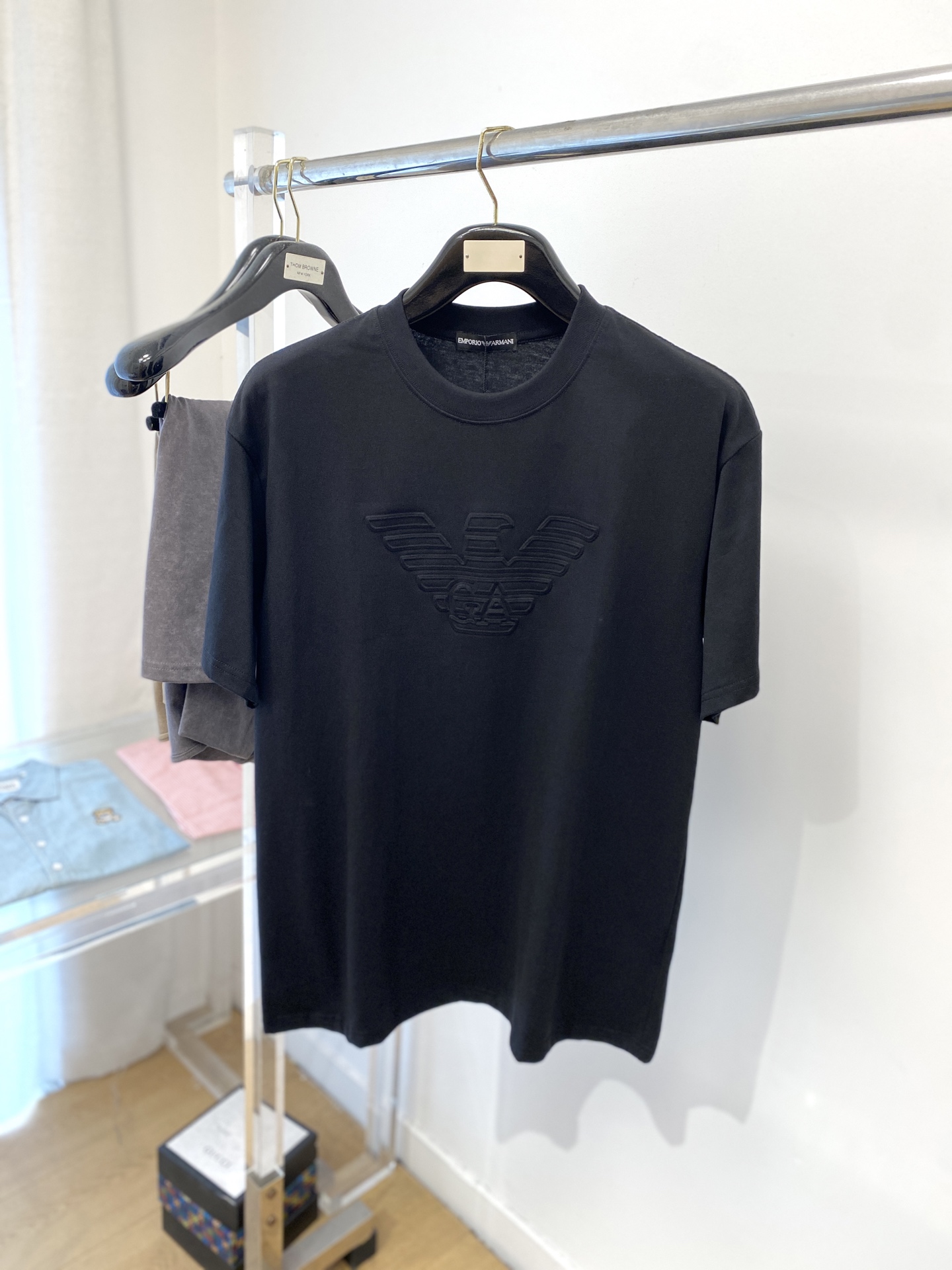 NO:162006,Armani, the latest short-sleeved T-shirt in 2025, handsome and fashionable, chest design, concave and convex pattern letter logo, simple and versatile style. Fabric cotton is not only crisp, maintains a fashionable silhouette, but also comfortable to wear, and the yarn is more delicate, S-XXL,,armani, T-shirt,tees, t-shirt,alexander wang19860909阿玛尼、2025最新款短袖T恤,帅气时尚,胸前设计凹凸图案字母logo,简约百搭款.面料棉 不仅挺括,保持潮流的廓形,又穿着舒适,纱织更细腻,码数S-XXL,,armani,T-shirt,tees，t-shirt,alexander wang,Men's clothing