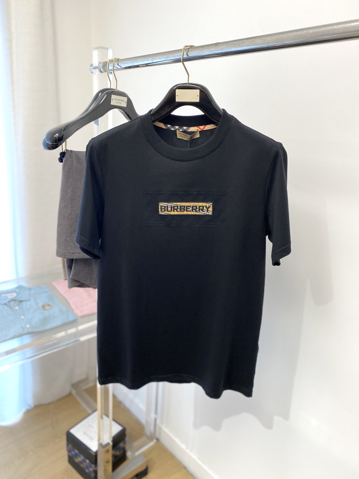 NO:162008,Burberry, the latest short-sleeved T-shirt in 2025, handsome and fashionable, chest design, embossed print glue pattern letter logo, simple and versatile style. Fabric cotton is not only crisp, maintains a fashionable silhouette, but also comfortable to wear, and the yarn is more delicate, S-XXL, burberry, T-shirt, tees, t-shirt, alexander wang19860909巴宝莉、2025最新款短袖T恤,帅气时尚,胸前设计凹凸印胶图案字母logo,简约百搭款.面料棉 不仅挺括,保持潮流的廓形,又穿着舒适,纱织更细腻,码数S-XXL,,burberry,T-shirt,tees，t-shirt,alexander wang,Men's clothing