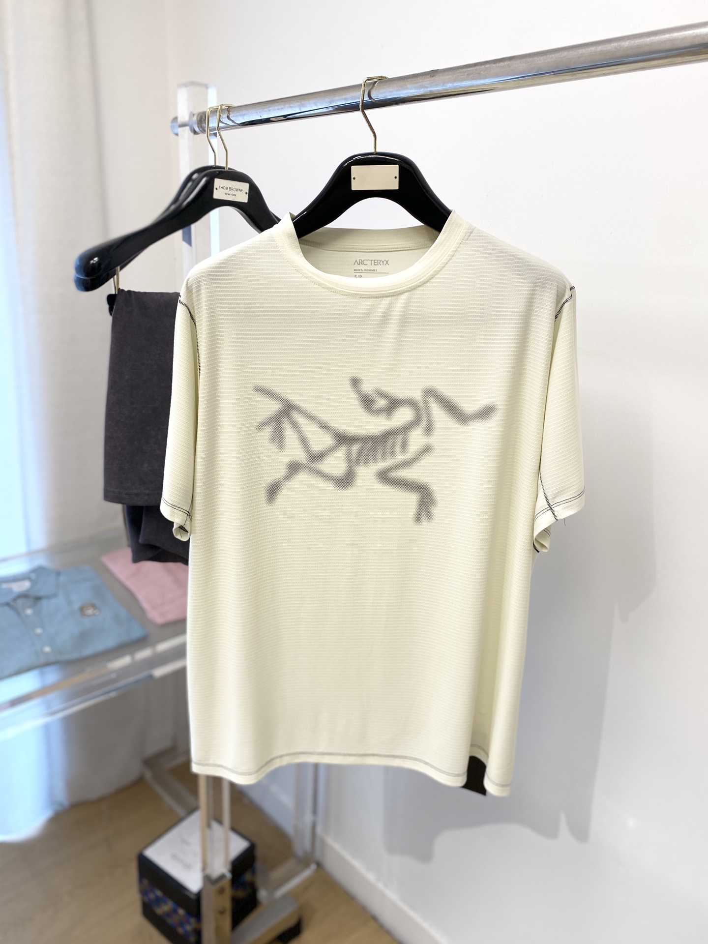 NO:161992,Archaeoptera Bird, the latest short-sleeved T-shirt in 2025, handsome and fashionable, top-grade printed pattern logo on the chest, simple and versatile style. Fabric cotton is not only crisp, maintains a fashionable silhouette, but also comfortable to wear, and the yarn is more delicate, the number of codes XS-L, arc'teryx, T-shirt,tees, t-shirt, alexander wang19860909始祖鸟、2025最新款短袖T恤,帅气时尚,胸前顶级印花图案logo,简约百搭款.面料棉 不仅挺括,保持潮流的廓形,又穿着舒适,纱织更细腻,码数XS-L,arc'teryx,T-shirt,tees，t-shirt,alexander wang,Men's clothing