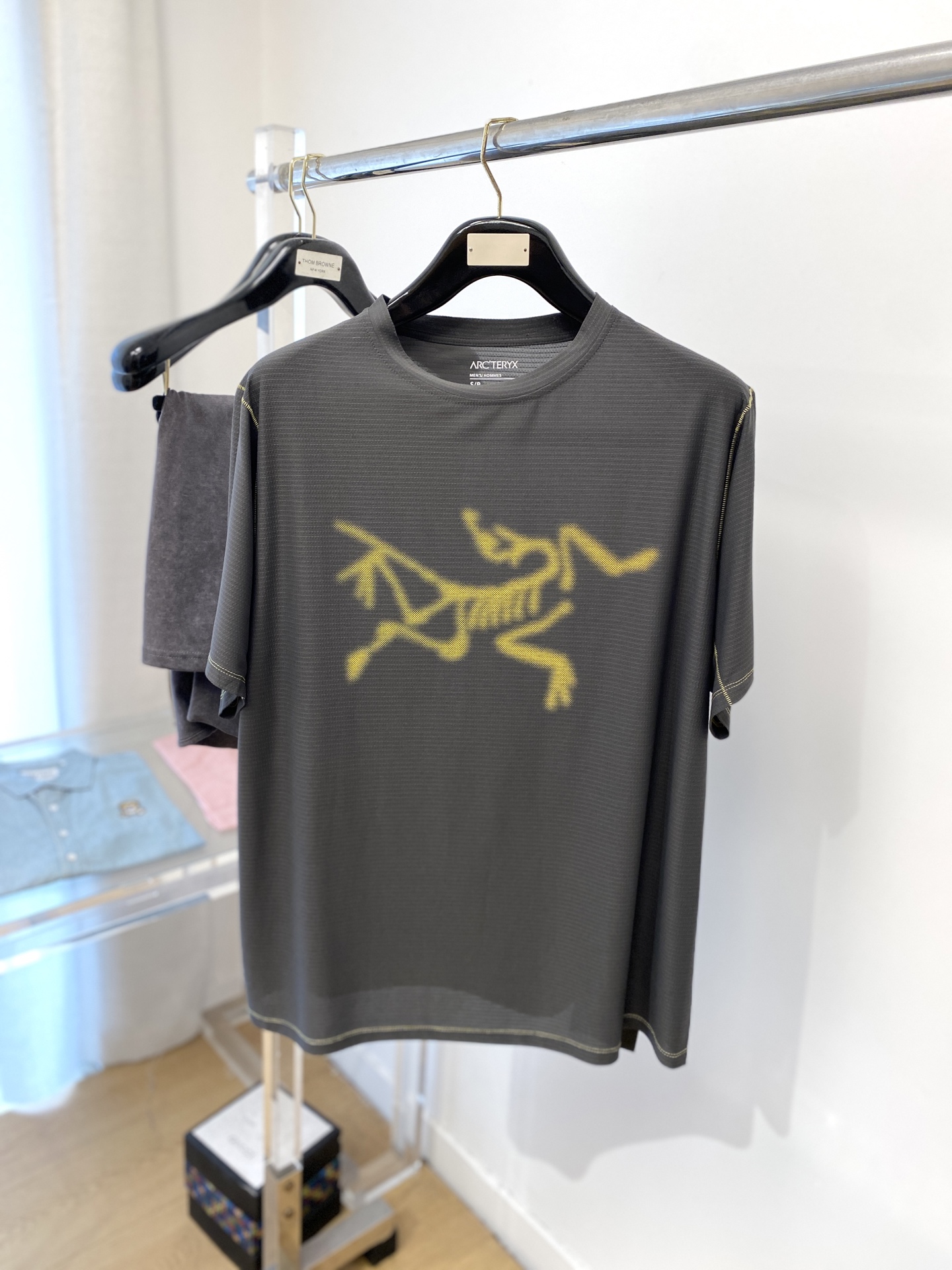 NO:161967,Archaeoptera Bird, the latest short-sleeved T-shirt in 2025, handsome and fashionable, top-grade printed pattern logo on the chest, simple and versatile style. The fabric cotton is not only crisp, maintains the trendy silhouette, but also comfortable to wear, and the yarn is more delicate, the number of codes XS- L,arc'teryx,T-shirt,tees,t-shirt,alexander wang19860909始祖鸟、2025最新款短袖T恤,帅气时尚,胸前顶级印花图案logo,简约百搭款.面料棉 不仅挺括,保持潮流的廓形,又穿着舒适,纱织更细腻,码数XS- L,arc'teryx,T-shirt,tees，t-shirt,alexander wang,Men's clothing