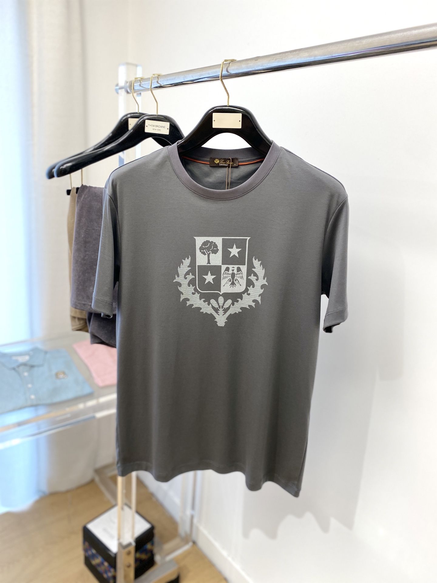 NO:161973,LP, the latest short-sleeved T-shirt in 2025, handsome and fashionable, top-grade printed pattern logo on the chest, simple and versatile style. Fabric cotton is not only crisp, maintains a fashionable silhouette, and is also comfortable to wear, with more delicate yarn. The number of codes M-3XL, loro piana, T-shirt, tees, t-shirt, alexander wang19860909LP、2025最新款短袖T恤,帅气时尚,胸前顶级印花图案logo,简约百搭款.面料棉 不仅挺括,保持潮流的廓形,又穿着舒适,纱织更细腻,码数M-3XL,,loro piana,T-shirt,tees，t-shirt,alexander wang,Men's clothing