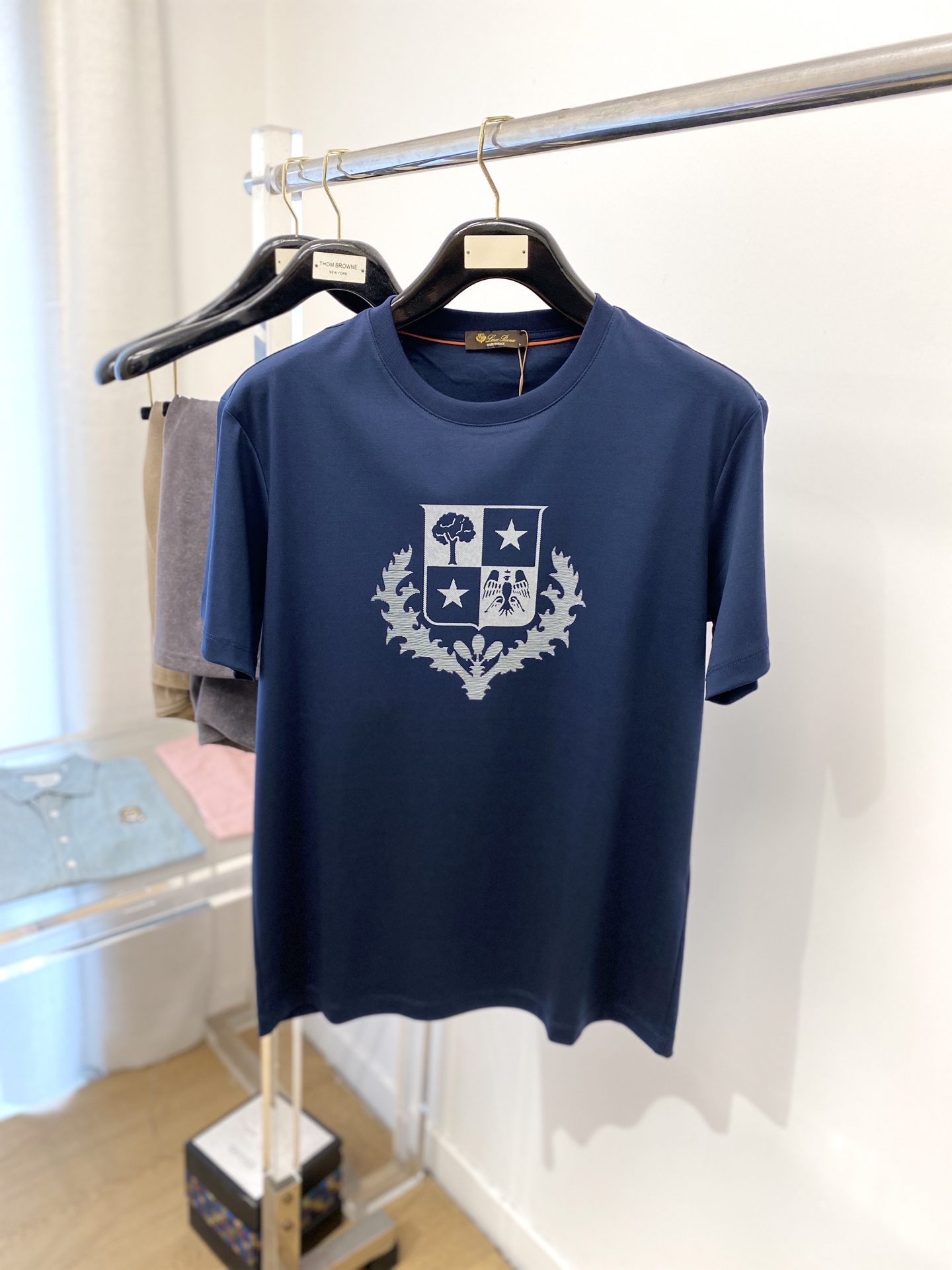 NO:161994,LP, the latest short-sleeved T-shirt in 2025, handsome and fashionable, top-grade printed pattern logo on the chest, simple and versatile style. Fabric cotton is not only crisp, maintains a fashionable silhouette, and is also comfortable to wear, with more delicate yarn. The number of codes M-3XL, loro piana, T-shirt, tees, t-shirt, alexander wang19860909LP、2025最新款短袖T恤,帅气时尚,胸前顶级印花图案logo,简约百搭款.面料棉 不仅挺括,保持潮流的廓形,又穿着舒适,纱织更细腻,码数M-3XL,,loro piana,T-shirt,tees，t-shirt,alexander wang,Men's clothing