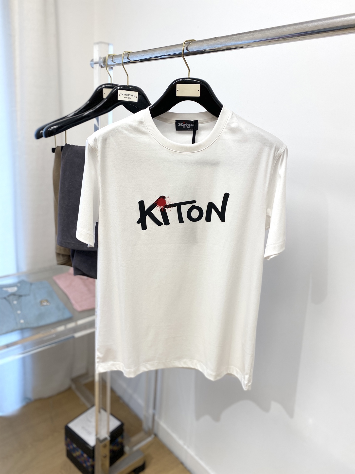 NO:161996,Kiton fashion brand, 2025 latest short-sleeved T-shirt, handsome and fashionable, top printed letter logo on the chest, simple and versatile. Fabric cotton is not only crisp, maintains the trendy silhouette, but also comfortable to wear, with more delicate yarn, and size M-3XL, T-shirt,tees, t-shirt,alexander wang19860909Kiton 时尚潮牌、2025最新款短袖T恤,帅气时尚,胸前顶级印花字母logo,简约百搭款.面料棉 不仅挺括,保持潮流的廓形,又穿着舒适,纱织更细腻,码数 M-3XL,,T-shirt,tees，t-shirt,alexander wang,Men's clothing