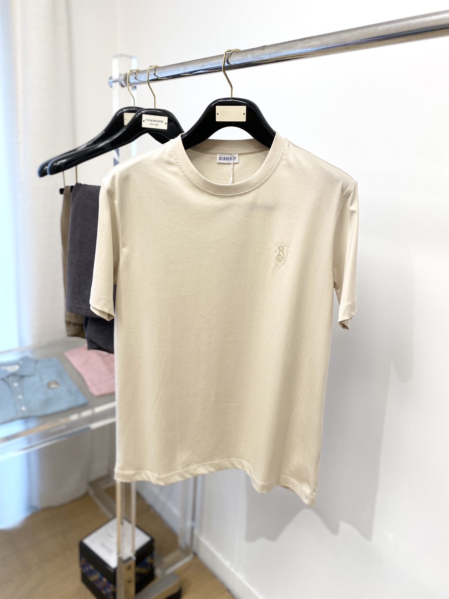 NO:161998,Burberry, the latest short-sleeved T-shirt in 2025, handsome and fashionable, exquisite embroidered letter logo on the chest, simple and versatile style. Fabric cotton is not only crisp, maintains a fashionable silhouette, but also comfortable to wear, with more delicate yarn, and size M-3XL, burberry, T-shirt, tees, t-shirt, alexander wang19860909巴宝莉、2025最新款短袖T恤,帅气时尚,胸前精致刺绣字母logo,简约百搭款.面料棉 不仅挺括,保持潮流的廓形,又穿着舒适,纱织更细腻,码数 M-3XL,,burberry,T-shirt,tees，t-shirt,alexander wang,Men's clothing