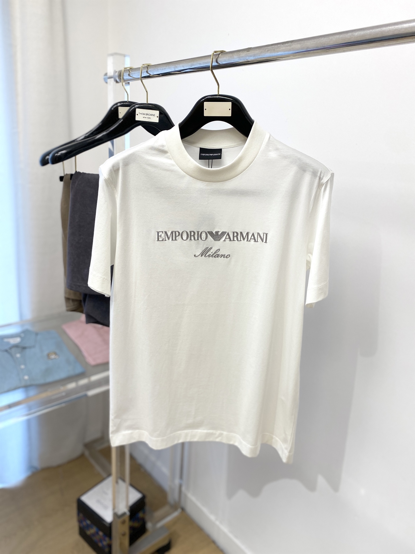 NO:162000,Armani, the latest short-sleeved T-shirt in 2025, handsome and fashionable, exquisite embroidered pattern letter logo on the chest, simple and versatile style. Fabric cotton is not only crisp, maintains a fashionable silhouette, but also comfortable to wear, with more delicate yarn, code number M-3XL,,armani,T-shirt,tees,t-shirt,alexander wang19860909阿玛尼、2025最新款短袖T恤,帅气时尚,胸前精致刺绣图案字母logo,简约百搭款.面料棉 不仅挺括,保持潮流的廓形,又穿着舒适,纱织更细腻,码数 M-3XL,,armani,T-shirt,tees，t-shirt,alexander wang,Men's clothing