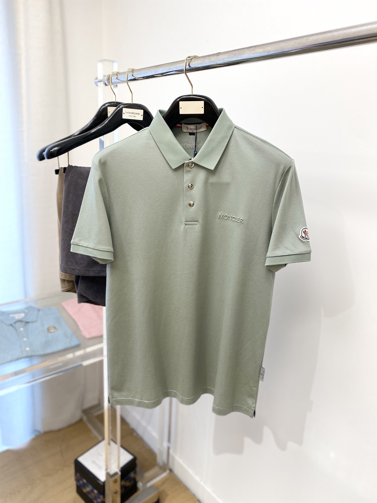 NO:161976,The latest short-sleeved T-shirt in 2025, handsome and fashionable, with concave and convex letter logo on the chest, simple and versatile style. The fabric cotton is not only crisp, maintains the trendy silhouette, but also comfortable to wear, with more delicate yarn, and the number of codes M-3XL,,Moncler,T-shirt,tees,t-shirt,alexander wang19860909蒙口、2025最新款短袖T恤,帅气时尚,胸前设计凹凸字母logo,简约百搭款.面料棉 不仅挺括,保持潮流的廓形,又穿着舒适,纱织更细腻,码数 M-3XL,,Moncler,T-shirt,tees，t-shirt,alexander wang,Men's clothing