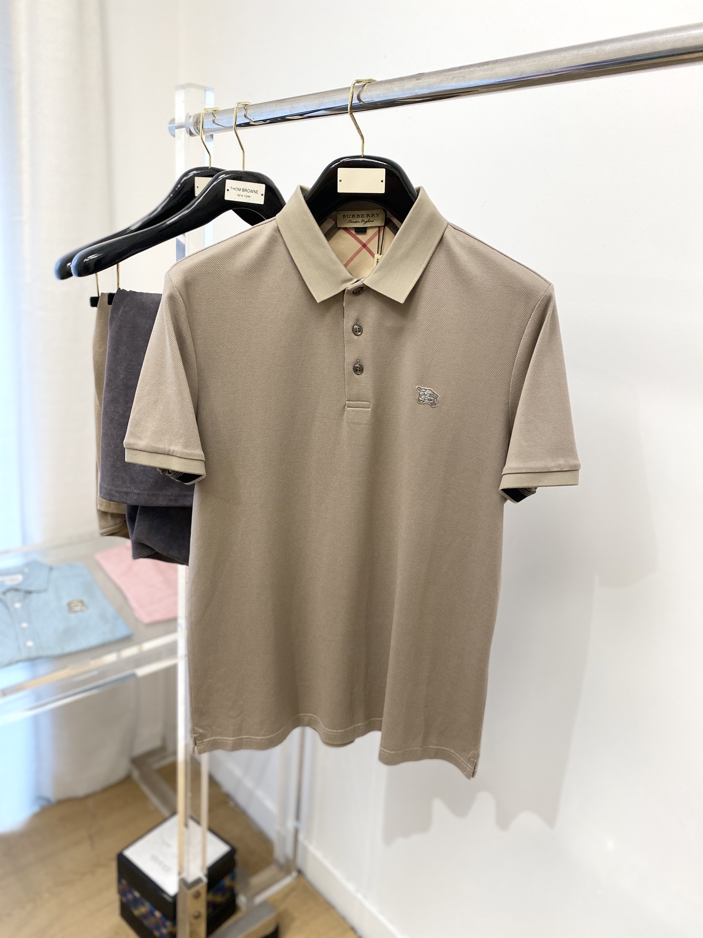 NO:161979,Burberry, the latest short-sleeved T-shirt in 2025, handsome and fashionable, with glue-printed decorative pattern logo on the chest, simple and versatile style. Fabric cotton is not only crisp, maintains a fashionable silhouette, but also comfortable to wear, with more delicate yarn, and size M-3XL, burberry, T-shirt, tees, t-shirt, alexander wang19860909巴宝莉、2025最新款短袖T恤,帅气时尚,胸前印胶装饰图案logo,简约百搭款.面料棉 不仅挺括,保持潮流的廓形,又穿着舒适,纱织更细腻,码数 M-3XL,,burberry,T-shirt,tees，t-shirt,alexander wang,Men's clothing