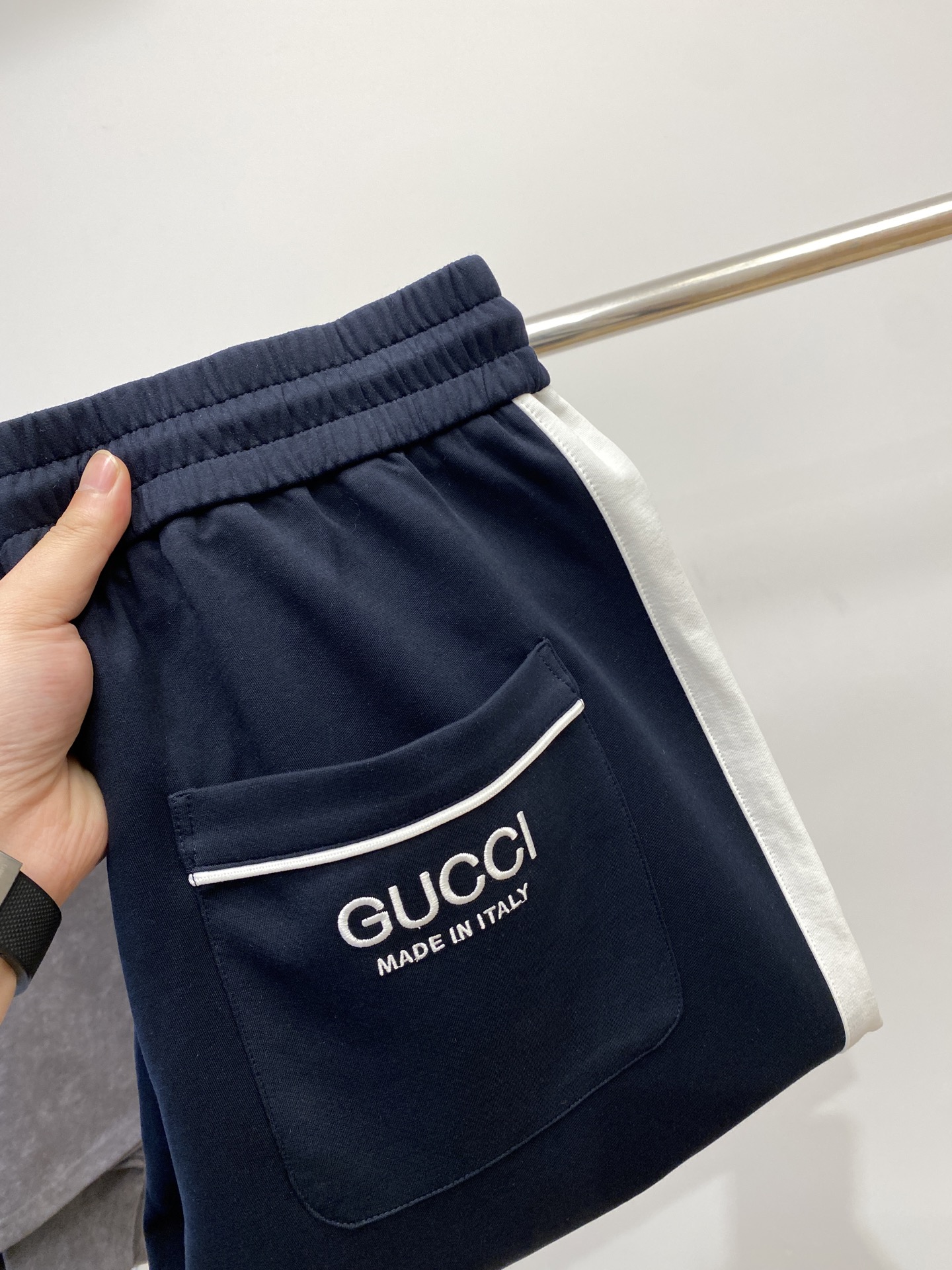 NO:161977,Guqi, 2025 hot casual pants, high elasticity and slimming, simple and versatile hot style, fine workmanship, every needle can be seen attentively, and many celebrity internet celebrities love the most, lengthen the body proportions!  Micro-spin ^_^Comfortable fabric Details M-3XL, alexander wang19860909古奇、2025爆款休闲裤 高弹显瘦必爆简约百搭爆款,做工精细,每一针都看得到用心,超多明星网红最爱 拉长身材比例哦！微弹 ^_^舒适面料 细节体码数M-3XL,,alexander wang,Men's clothing