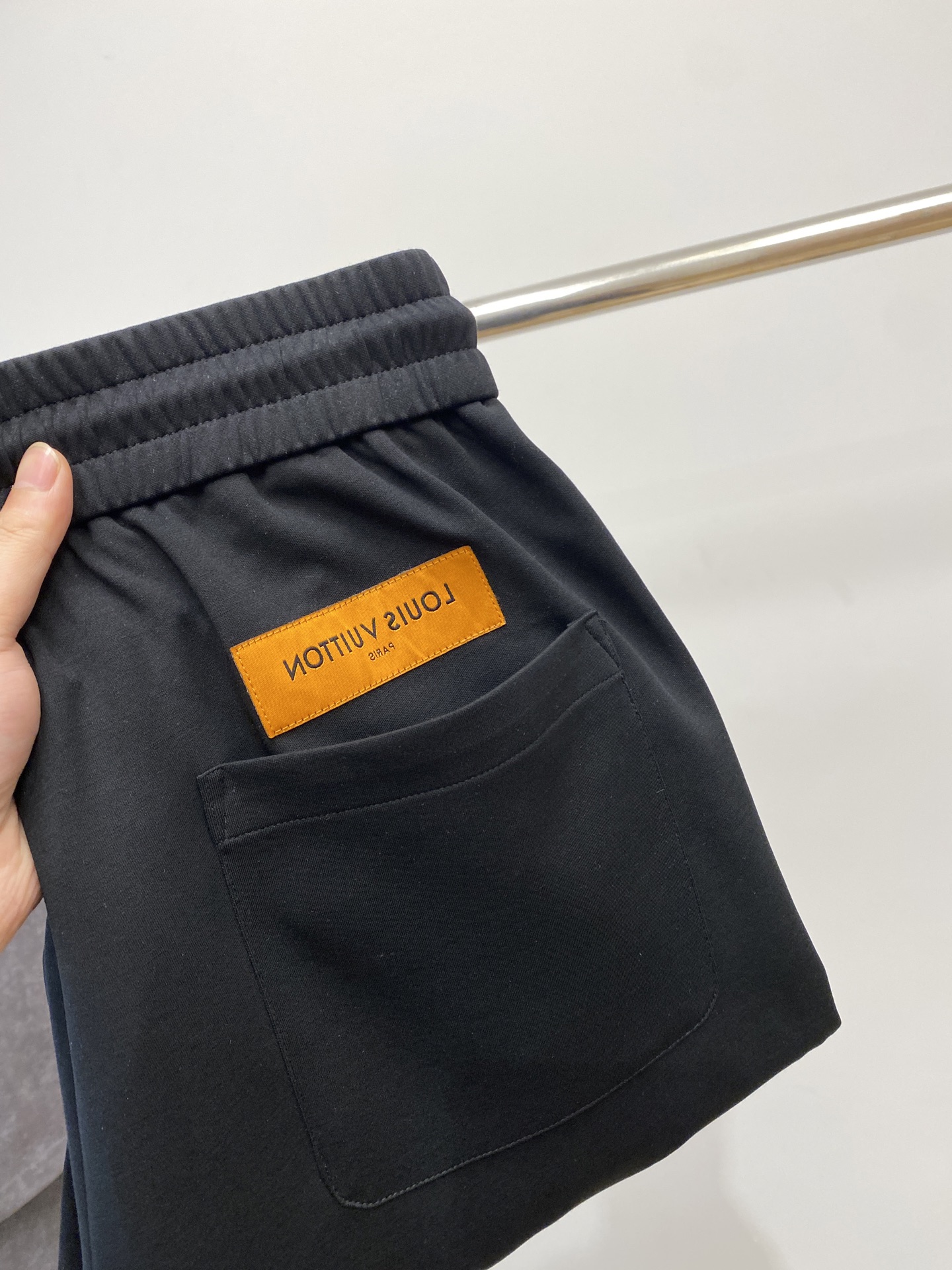 NO:161980,LV, 2025 hot casual pants, high elasticity and slimming, simple and versatile, with fine workmanship, every needle can be seen attentively. Many celebrities and internet celebrities love the most, lengthen their body proportions!  Micro-spin ^_^Comfortable fabric Details M-3XL,,louis vuitton,alexander wang19860909LV、2025爆款休闲裤 高弹显瘦必爆简约百搭爆款,做工精细,每一针都看得到用心,超多明星网红最爱 拉长身材比例哦！微弹 ^_^舒适面料 细节体码数M-3XL,,louis vuitton,alexander wang,Men's clothing