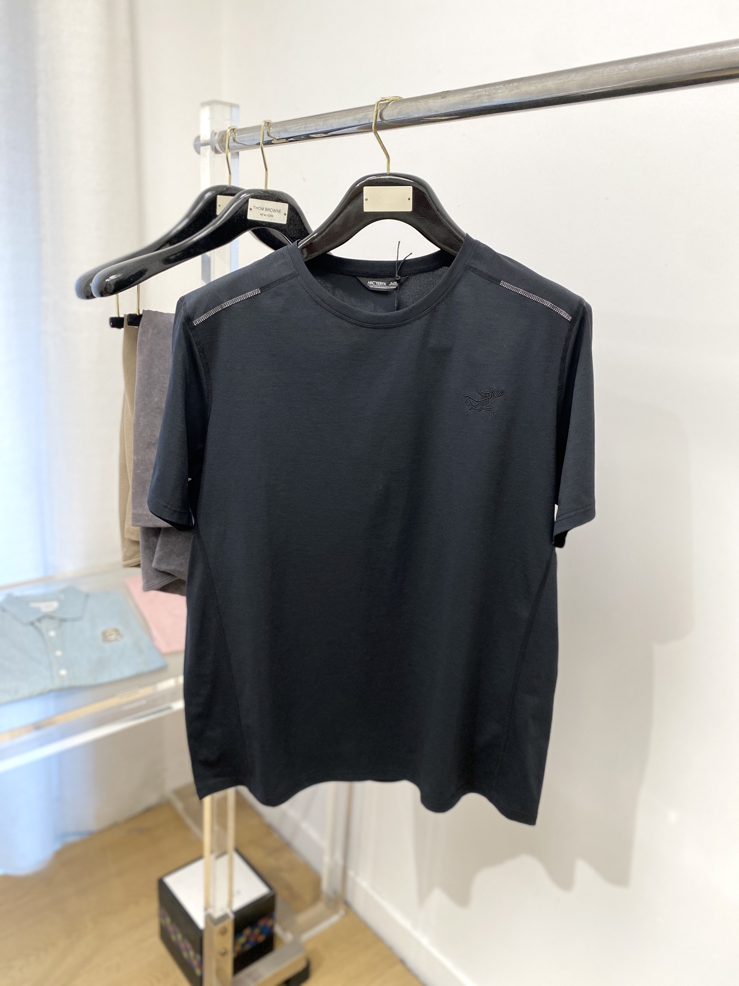 NO:489662,Archaeoptera Bird, the latest short-sleeved T-shirt in 2025, handsome and fashionable, exquisite embroidered pattern logo on the chest, simple and versatile style. The fabric cotton is not only crisp, maintains the trendy silhouette, but also comfortable to wear, and the yarn is more delicate, the number M-3XL, arc'teryx, T-shirt,tees, t-shirt, alexander wang19860909始祖鸟、2025最新款短袖T恤,帅气时尚,胸前精致刺绣图案logo,简约百搭款.面料棉 不仅挺括,保持潮流的廓形,又穿着舒适,纱织更细腻,码数M-3XL,arc'teryx,T-shirt,tees，t-shirt,alexander wang,Men's clothing