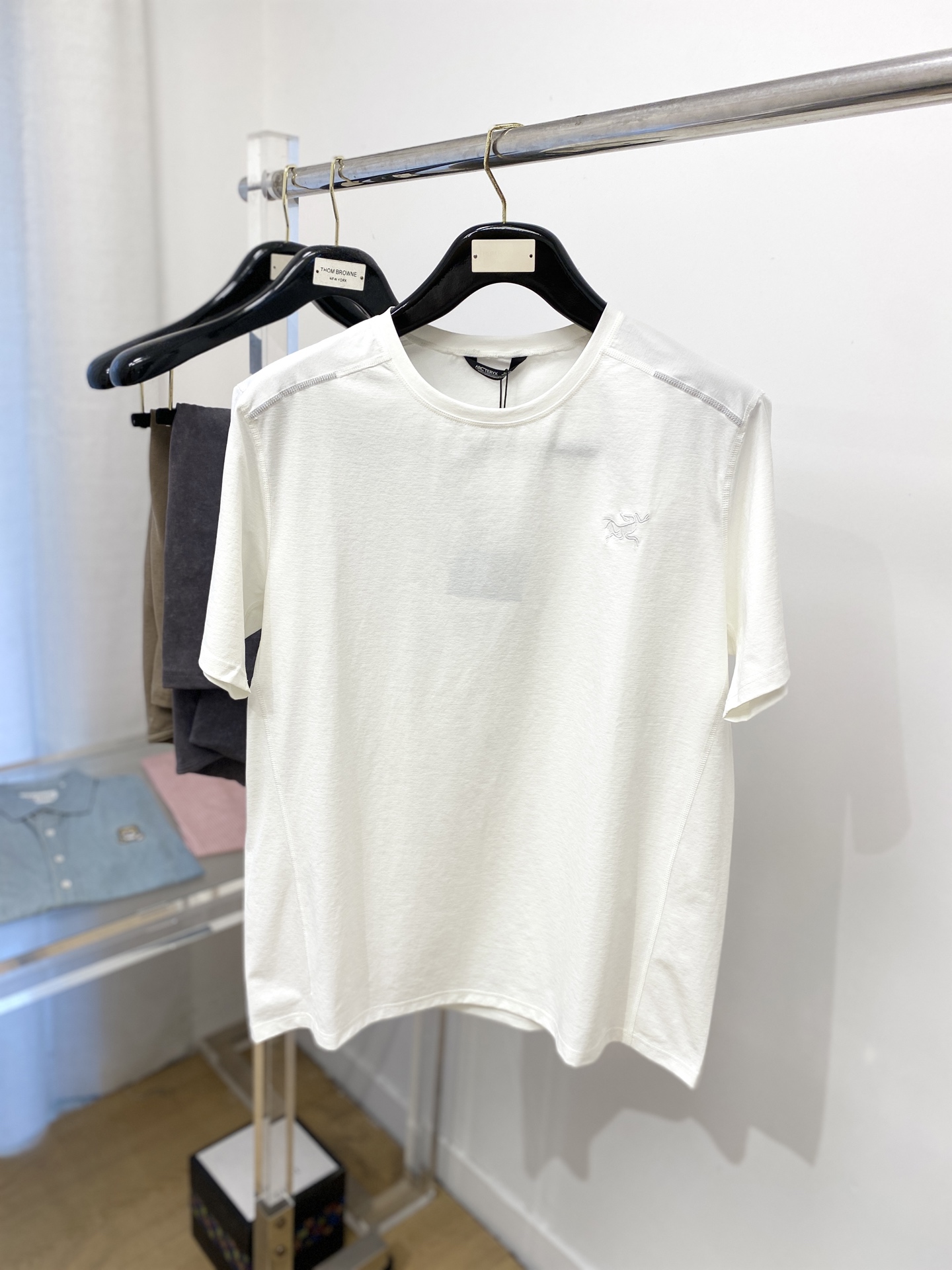 NO:489649,Archaeoptera Bird, the latest short-sleeved T-shirt in 2025, handsome and fashionable, exquisite embroidered pattern logo on the chest, simple and versatile style. The fabric cotton is not only crisp, maintains the trendy silhouette, but also comfortable to wear, and the yarn is more delicate, the number M-3XL, arc'teryx, T-shirt,tees, t-shirt, alexander wang19860909始祖鸟、2025最新款短袖T恤,帅气时尚,胸前精致刺绣图案logo,简约百搭款.面料棉 不仅挺括,保持潮流的廓形,又穿着舒适,纱织更细腻,码数M-3XL,arc'teryx,T-shirt,tees，t-shirt,alexander wang,Men's clothing