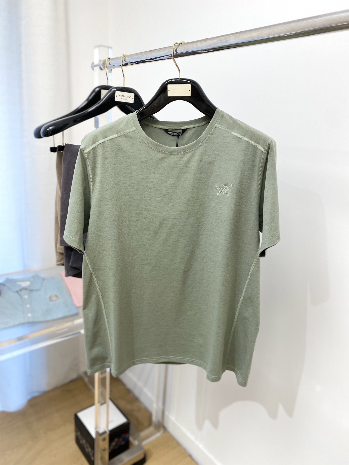 NO:492752,Archaeoptera Bird, the latest short-sleeved T-shirt in 2025, handsome and fashionable, exquisite embroidered pattern logo on the chest, simple and versatile style. The fabric cotton is not only crisp, maintains the trendy silhouette, but also comfortable to wear, and the yarn is more delicate, the number M-3XL, arc'teryx, T-shirt,tees, t-shirt, alexander wang19860909始祖鸟、2025最新款短袖T恤,帅气时尚,胸前精致刺绣图案logo,简约百搭款.面料棉 不仅挺括,保持潮流的廓形,又穿着舒适,纱织更细腻,码数M-3XL,arc'teryx,T-shirt,tees，t-shirt,alexander wang,Men's clothing