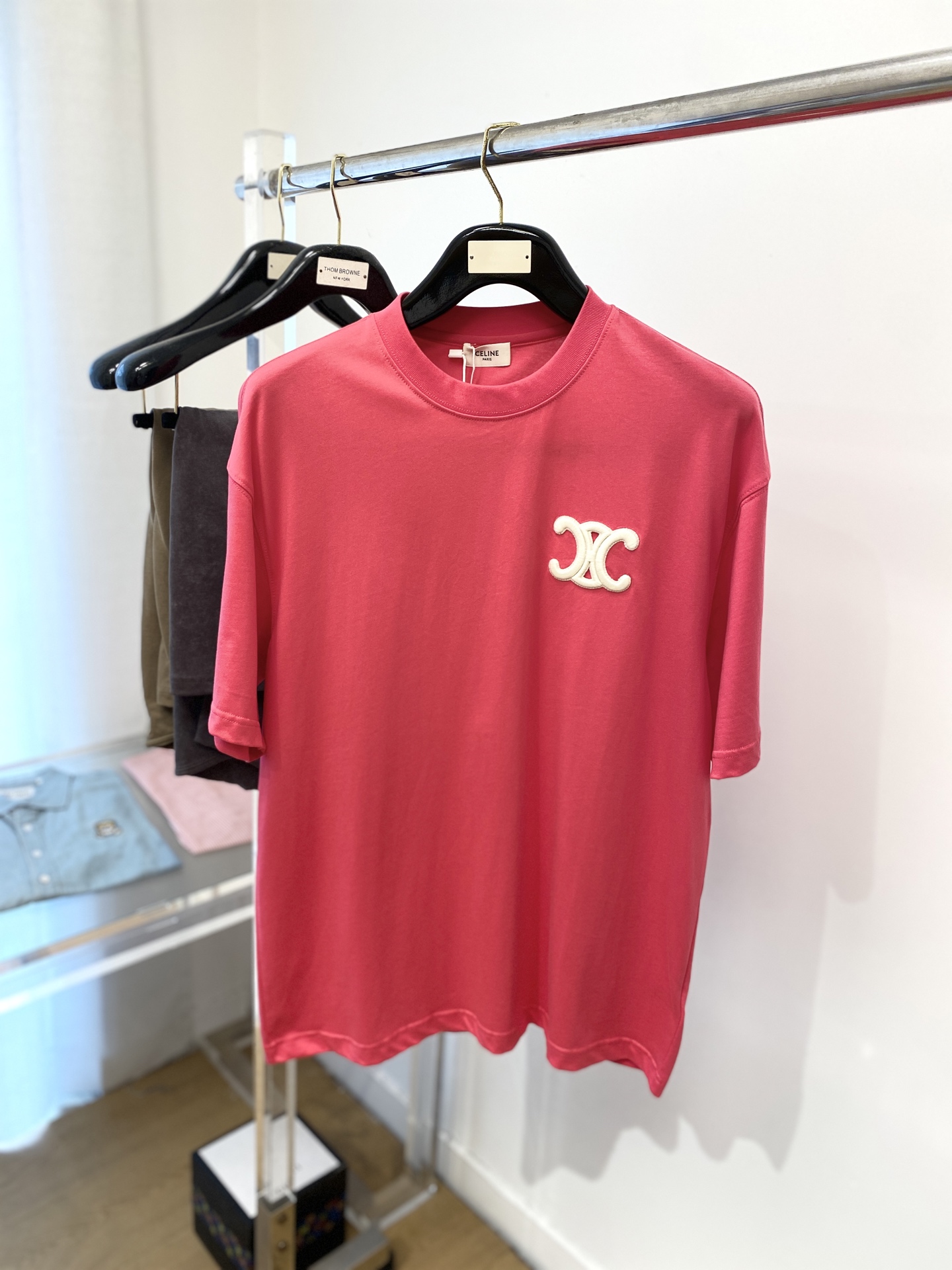 NO:421603,Celine, 2025 new short-sleeved T-shirt, handsome and fashionable, exquisite embroidered letter logo on the chest, simple and versatile style. Fabric cotton is not only crisp, maintains a fashionable silhouette, but also comfortable to wear, and the yarn is more delicate, the number M-3XL, celine, celine, T-shirt, tees, t-shirt, alexander wang19860909Celine 赛琳、2025新品短袖T恤,帅气时尚,胸前精致刺绣字母logo,简约百搭款.面料棉 不仅挺括,保持潮流的廓形,又穿着舒适,纱织更细腻,码数M-3XL,,celine,celine,T-shirt,tees，t-shirt,alexander wang,Men's clothing