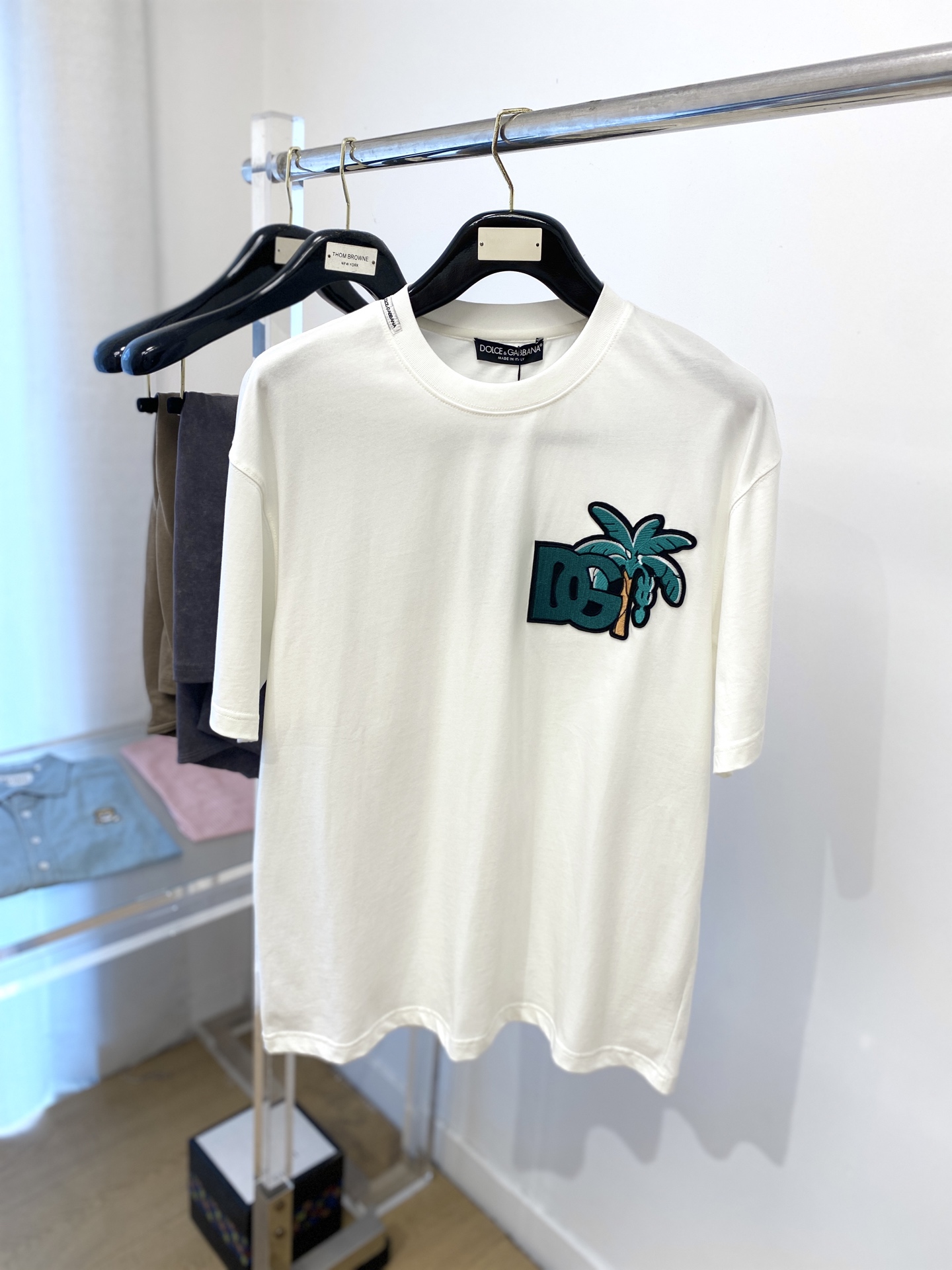 NO:421612,DG, the latest short-sleeved T-shirt in 2025, handsome and fashionable, exquisite embroidered pattern letter logo on the chest, simple and versatile style. The fabric cotton is not only crisp, maintains the trendy silhouette, but also comfortable to wear, and the yarn is more delicate, the number M-3XL, T-shirt,tees, t-shirt,alexander wang19860909DG、2025最新款短袖T恤,帅气时尚,胸前精致刺绣图案字母logo,简约百搭款.面料棉 不仅挺括,保持潮流的廓形,又穿着舒适,纱织更细腻,码数M-3XL,,T-shirt,tees，t-shirt,alexander wang,Men's clothing