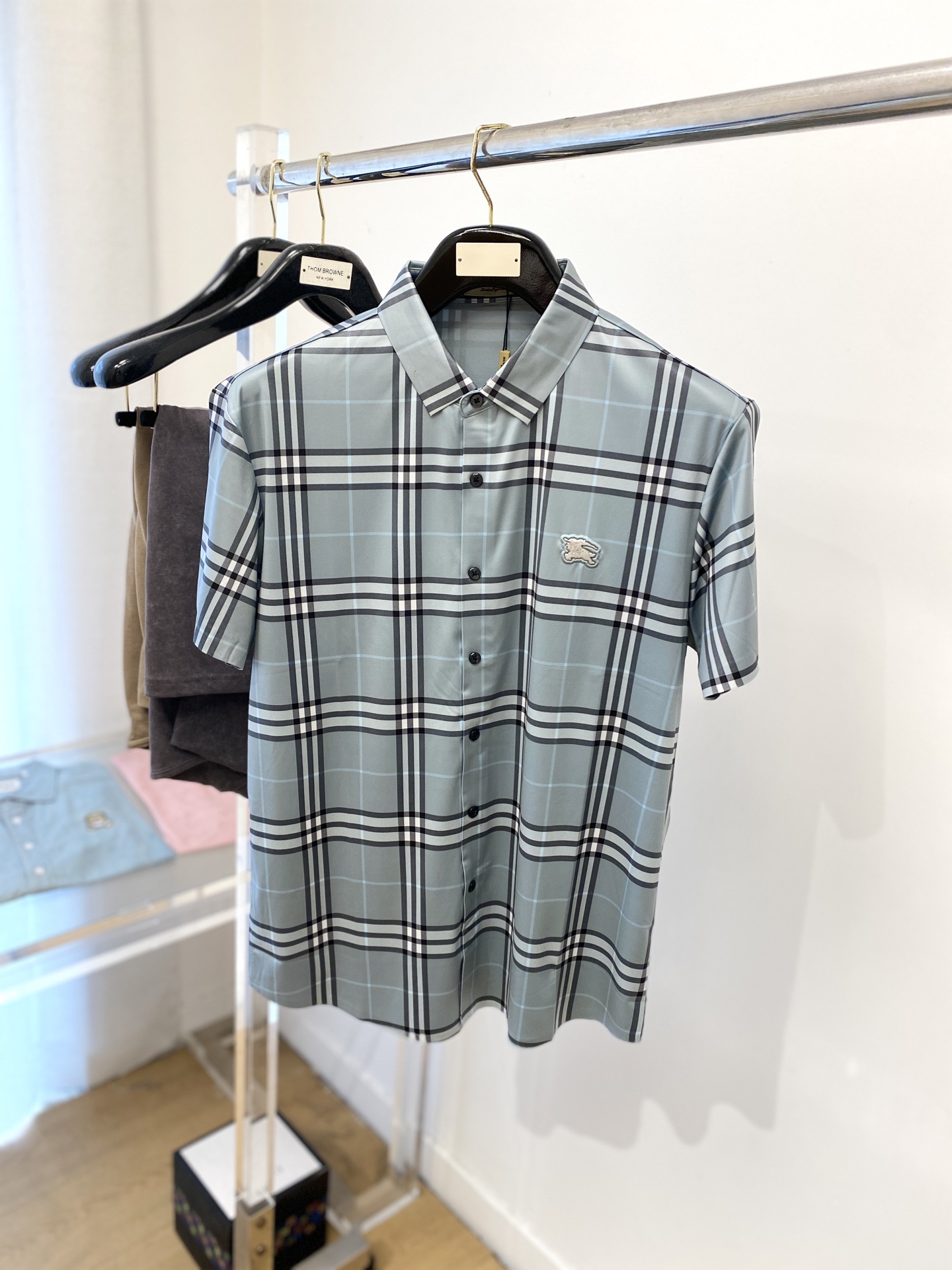 NO:421586,Burberry, 2025 new short-sleeved shirt, fashionable and handsome, simple and versatile, customized original fabric, not only crisp, maintains the trendy silhouette, and is comfortable to wear, and the yarn is more delicate, the number M-3XL, burberry, shirts, T-shirt, alexander wang19860909巴宝莉、2025新品短袖衬衫,时尚帅气,简约百搭款,定制原版面料,不仅挺括,保持潮流的廓形,又穿着舒适,纱织更细腻,码数M-3XL,,burberry,shirts,T-shirt,alexander wang,Men's clothing