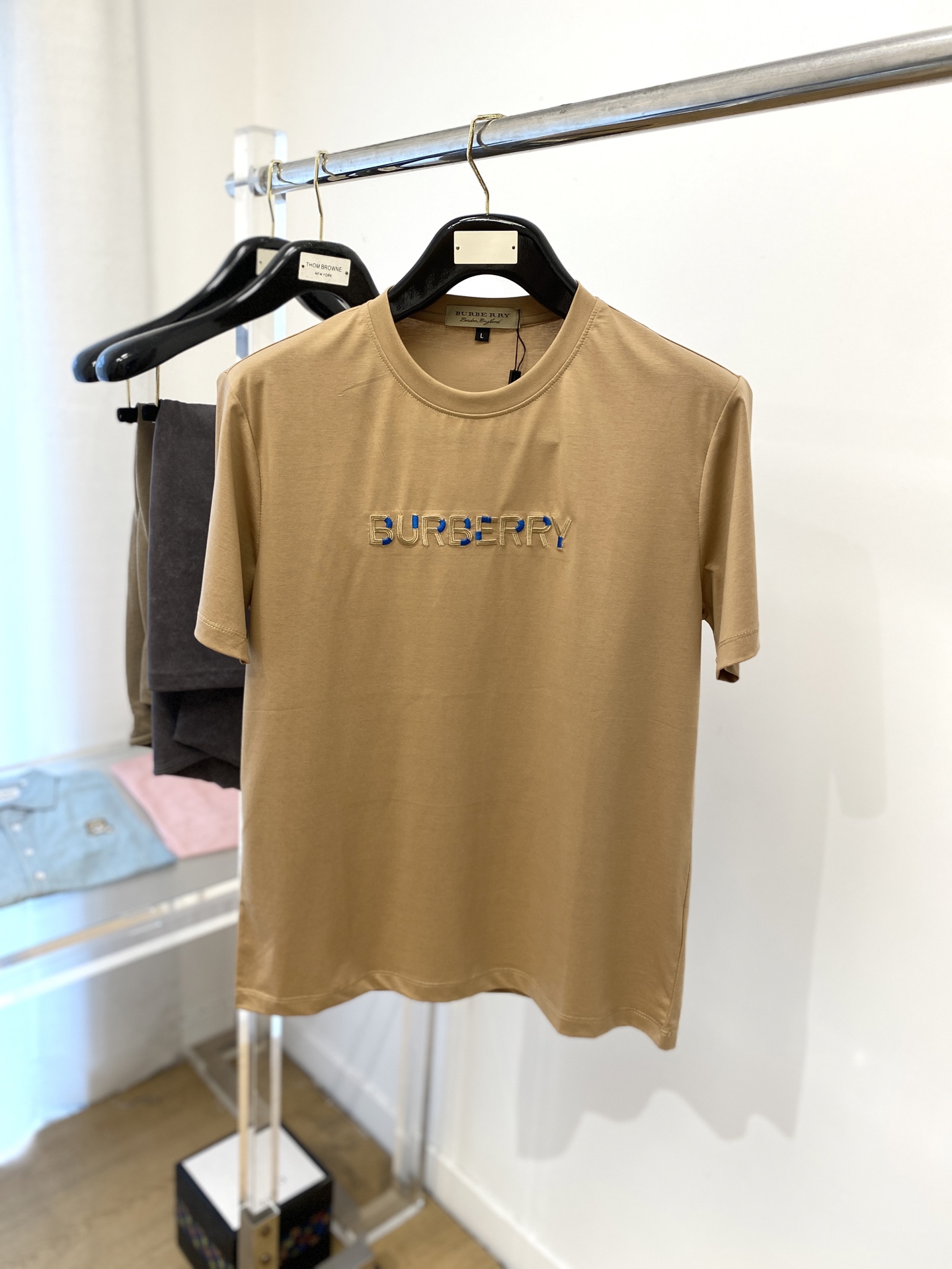 NO:421596,Burberry, the latest short-sleeved T-shirt in 2025, handsome and fashionable, exquisite embroidered letter logo on the chest, simple and versatile style. The fabric cotton is not only crisp, maintains the trendy silhouette, and is comfortable to wear, and the yarn is more delicate, the number M-3XL, burberry, T-shirt, tees, t-shirt, alexander wang19860909巴宝莉、2025最新款短袖T恤,帅气时尚,胸前精致刺绣字母logo,简约百搭款.面料棉 不仅挺括,保持潮流的廓形,又穿着舒适,纱织更细腻,码数M-3XL,,burberry,T-shirt,tees，t-shirt,alexander wang,Men's clothing