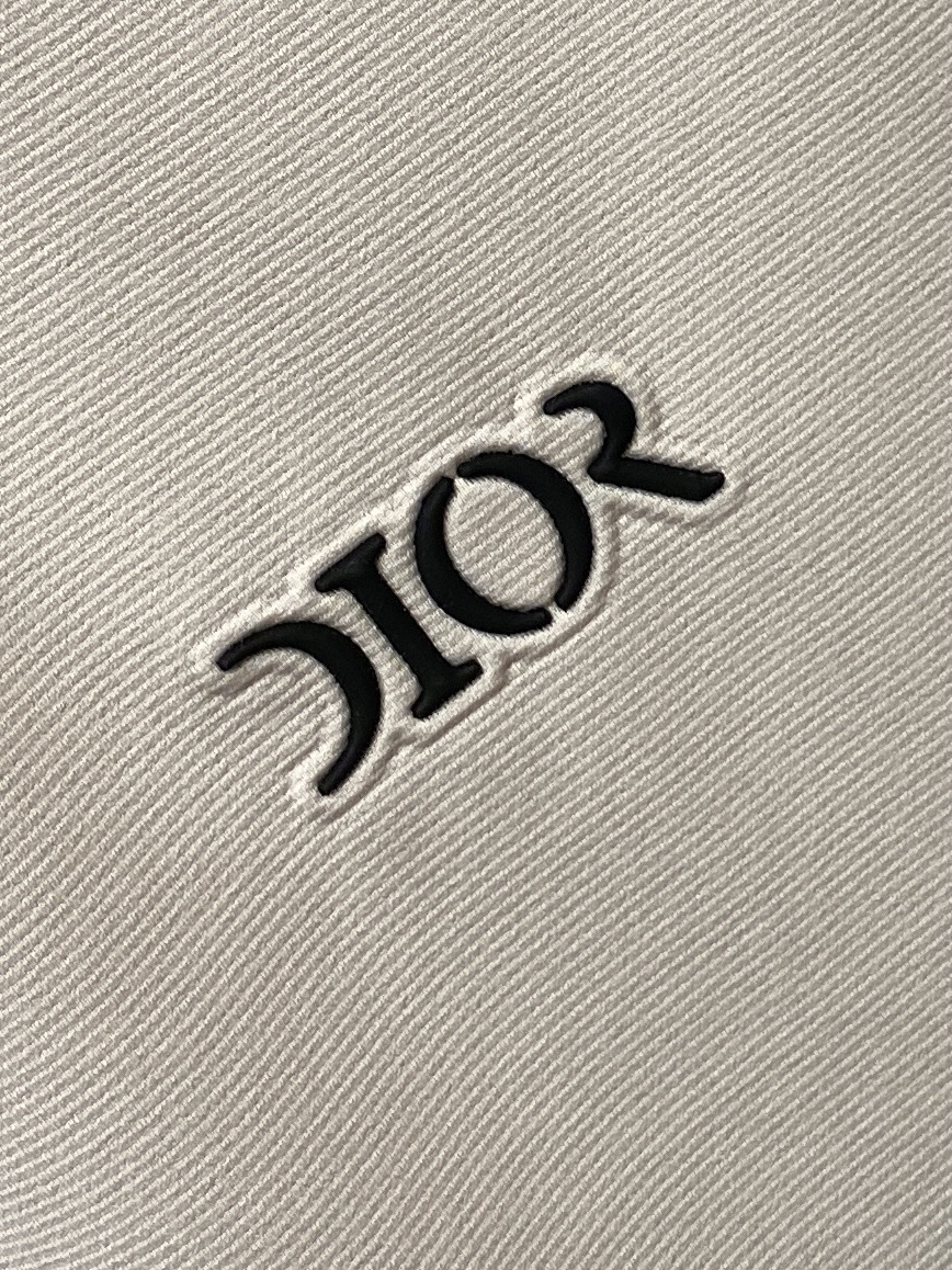 迪奥、2025最新款短袖T恤，帅气时尚，胸前设计凹凸印胶字母logo，简约百搭款。面料棉 不仅挺括，保持
