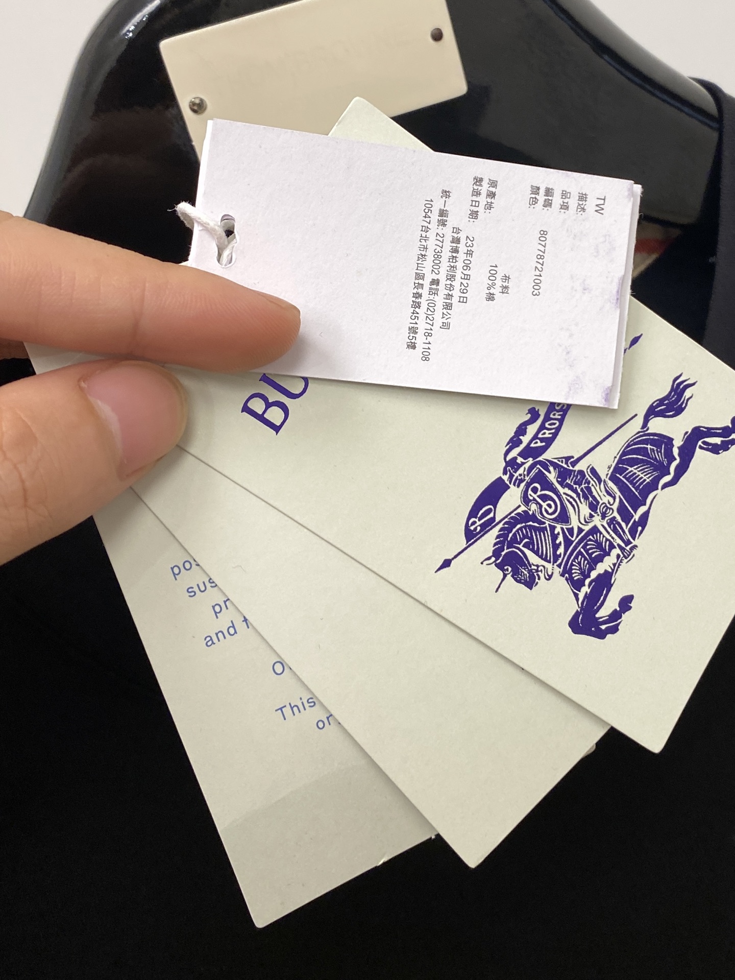 巴宝莉、2025最新款短袖T恤，帅气时尚，胸前精致刺绣图案logo，简约百搭款。面料棉 不仅挺括，保持潮
