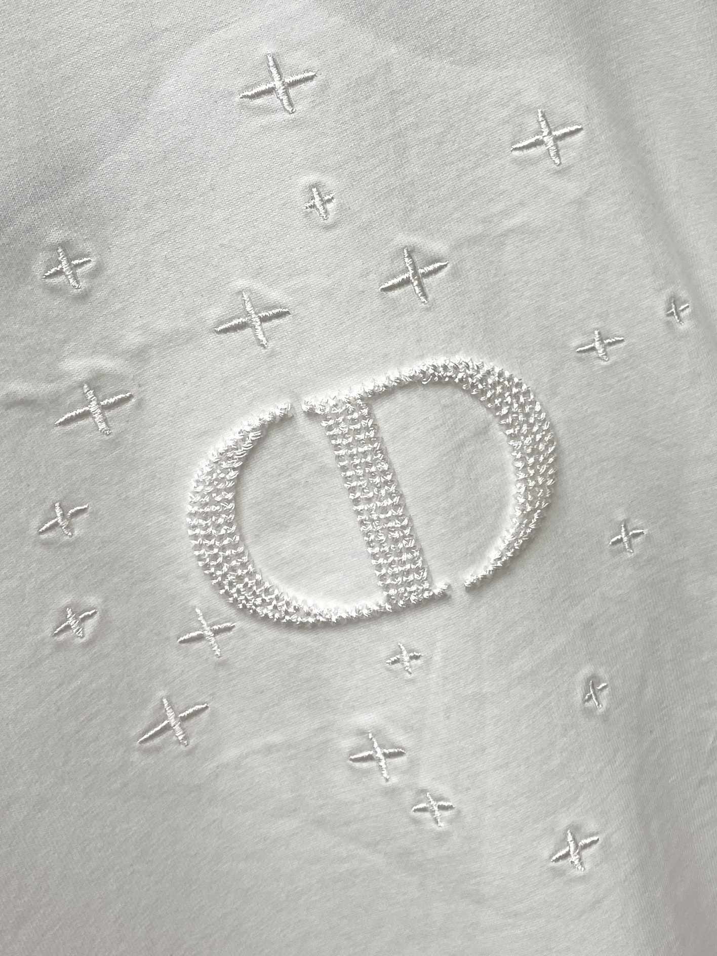 迪奥、2025最新款短袖T恤，帅气时尚，胸前精致刺绣图案字母logo，简约百搭款。面料棉 不仅挺括，保持