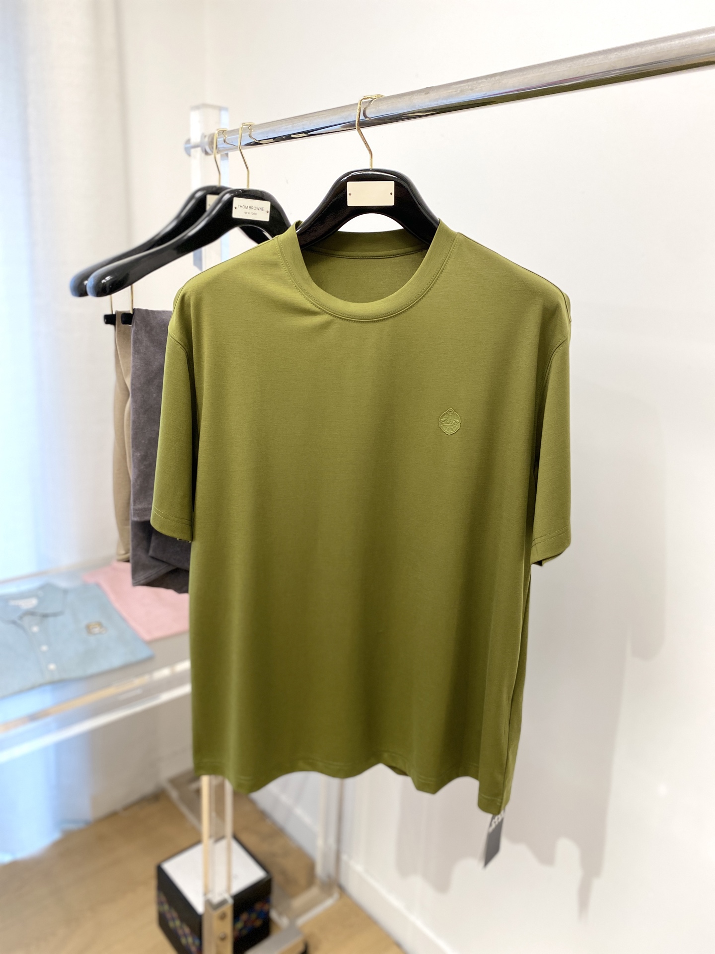 NO:415664,Berluti, the latest short-sleeved T-shirt in 2025, handsome and fashionable, chest hardware decorative pattern logo, simple and versatile style. Fabric cotton is not only crisp, maintains a fashionable silhouette, but also comfortable to wear, and the yarn is more delicate, the number M-3XL, T-shirt,tees, t-shirt,alexander wang19860909Berluti 伯鲁蒂、2025最新款短袖T恤,帅气时尚,胸前五金装饰图案logo,简约百搭款.面料棉 不仅挺括,保持潮流的廓形,又穿着舒适,纱织更细腻,码数M-3XL,,T-shirt,tees，t-shirt,alexander wang,Men's clothing