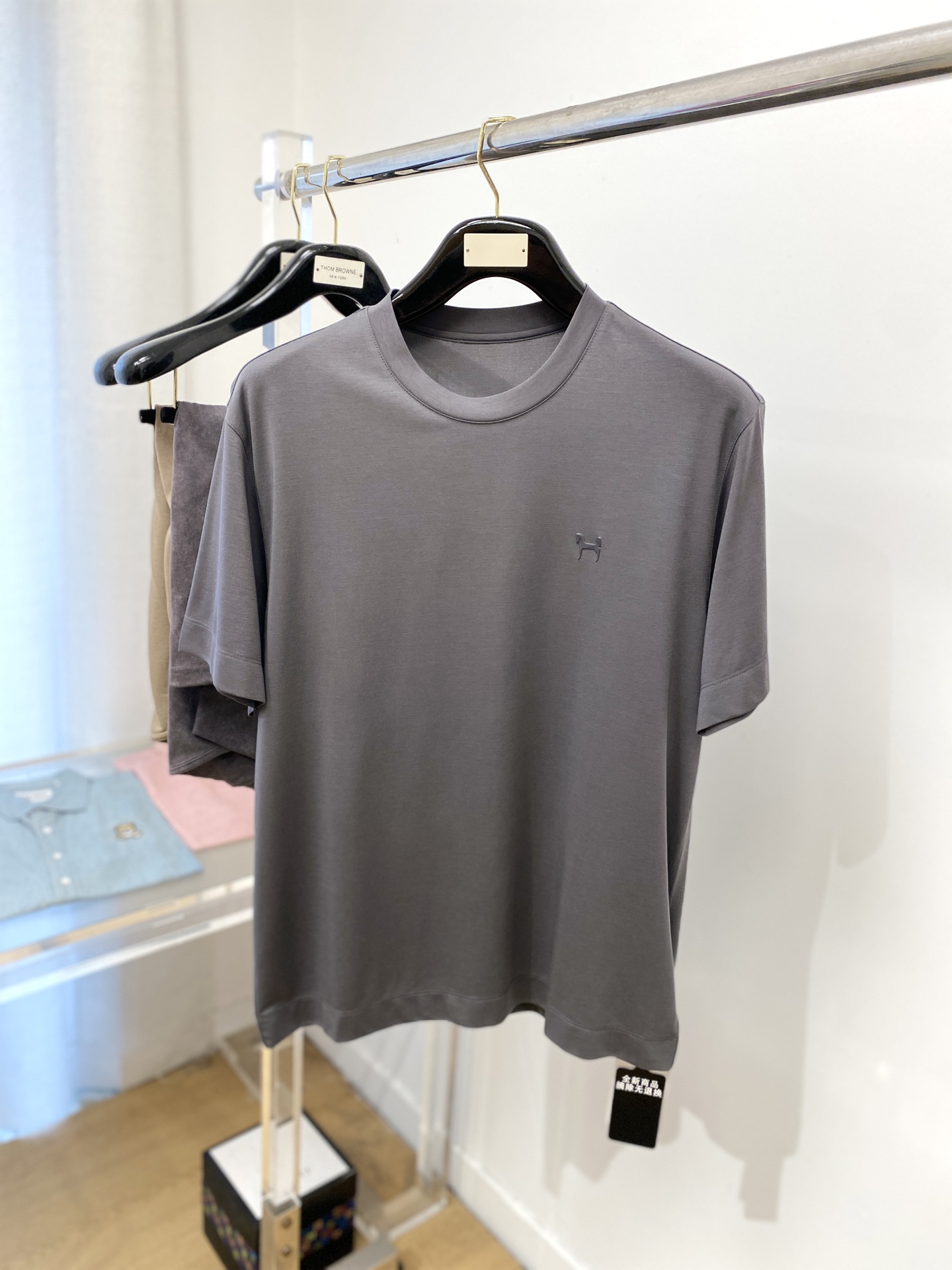 NO:415603,Hermes, the latest short-sleeved T-shirt in 2025, handsome and fashionable, top-grade glue-printed pattern logo on the chest, simple and versatile style. The fabric cotton is not only crisp, maintains the trendy silhouette, but also comfortable to wear, and the yarn is more delicate, the number M-3XL, hermes, T-shirt,tees, t-shirt,alexander wang19860909爱马仕、2025最新款短袖T恤,帅气时尚,胸前顶级印胶图案logo,简约百搭款.面料棉 不仅挺括,保持潮流的廓形,又穿着舒适,纱织更细腻,码数M-3XL,,hermes,T-shirt,tees，t-shirt,alexander wang,Men's clothing