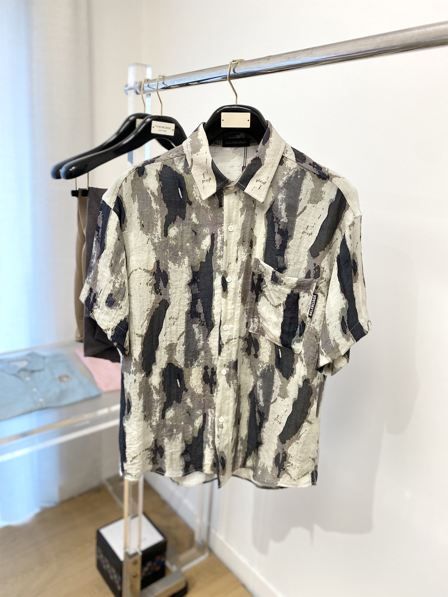 NO:415611,Balenciaga, 2025 new short-sleeved shirt, fashionable and handsome, simple and versatile, customized original fabric, not only crisp, maintains the trendy silhouette, and is comfortable to wear, and the yarn weaving is more delicate, the number M-3XL, balenciaga,shirts, T-shirt, alexander wang19860909巴黎世家、2025新品短袖衬衫,时尚帅气,简约百搭款,定制原版面料,不仅挺括,保持潮流的廓形,又穿着舒适,纱织更细腻,码数M-3XL,,balenciaga,shirts,T-shirt,alexander wang,Men's clothing