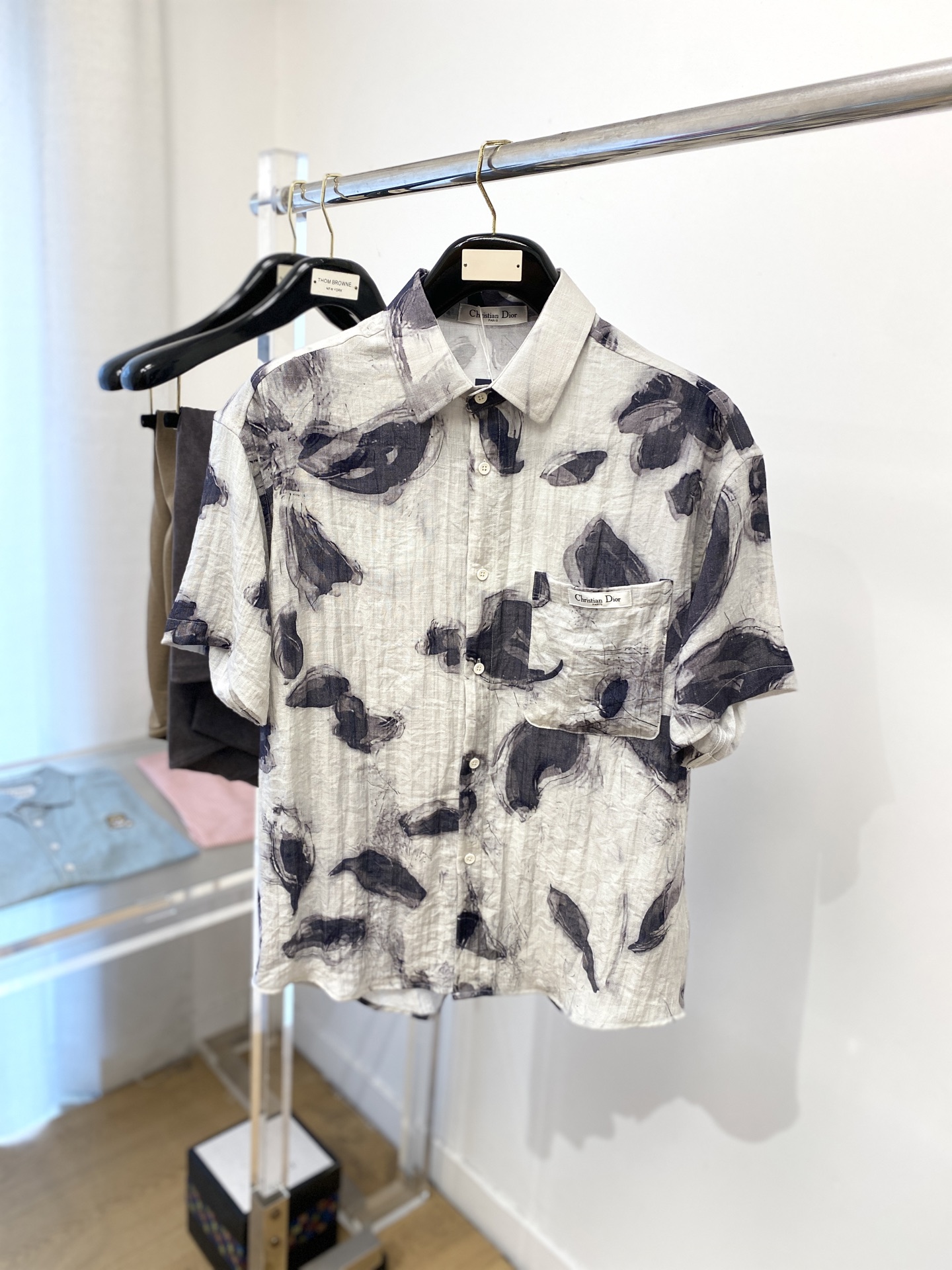 NO:415619,Dior, 2025 new short-sleeved shirt, fashionable and handsome, simple and versatile, customized original fabric, not only crisp, maintains the trendy silhouette, and is comfortable to wear, and the yarn is more delicate, the number M-3XL, dior, shirts, T-shirt, alexander wang19860909迪奥、2025新品短袖衬衫,时尚帅气,简约百搭款,定制原版面料,不仅挺括,保持潮流的廓形,又穿着舒适,纱织更细腻,码数M-3XL,,dior,shirts,T-shirt,alexander wang,Men's clothing