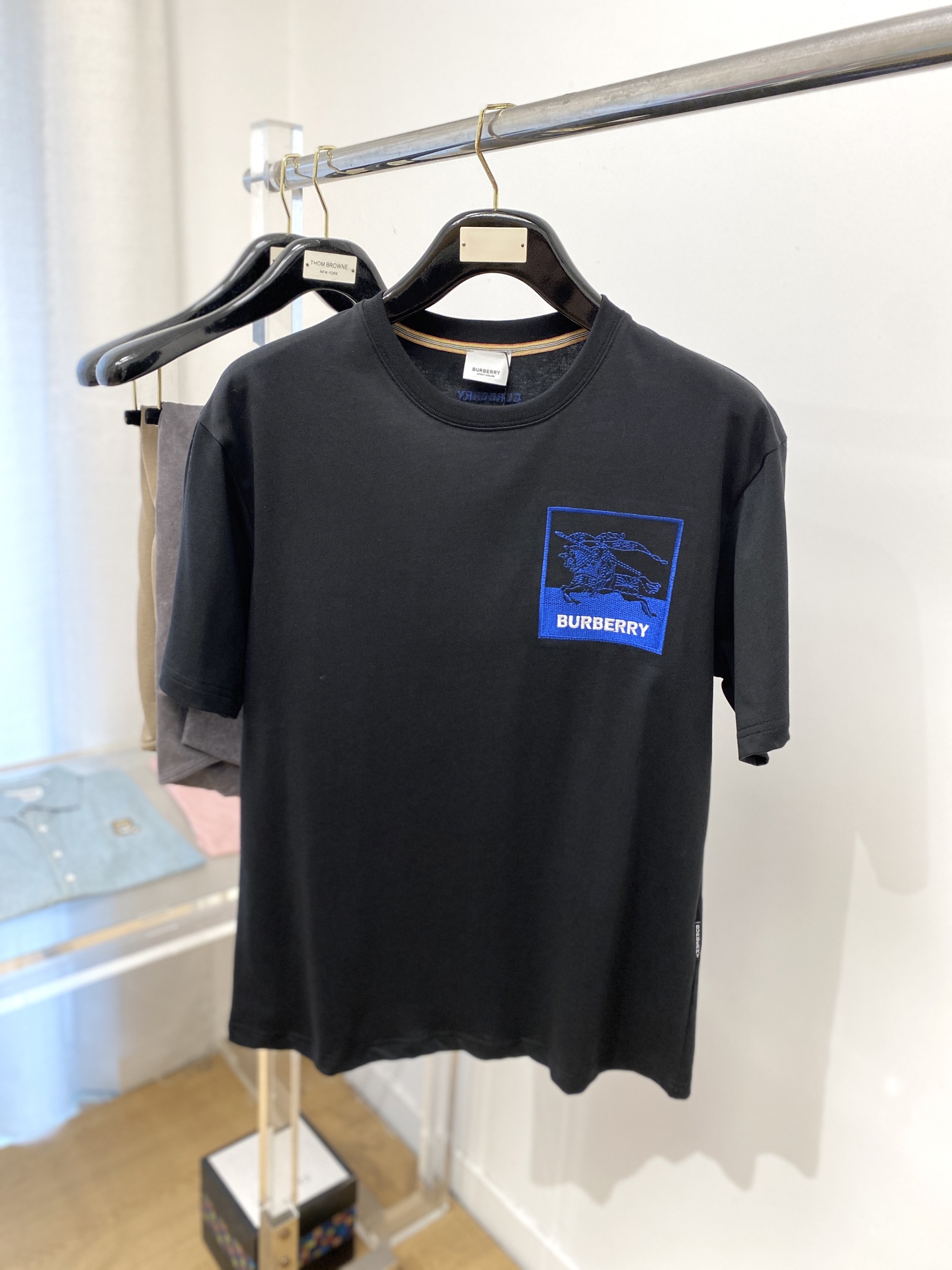 NO:415633,Burberry, the latest short-sleeved T-shirt in 2025, handsome and fashionable, exquisite embroidered pattern letter logo on the chest, simple and versatile style. The fabric cotton is not only crisp, maintains the trendy silhouette, but also comfortable to wear, and the yarn is more delicate, the number M-3XL, burberry, T-shirt, tees, t-shirt, alexander wang19860909巴宝莉、2025最新款短袖T恤,帅气时尚,胸前精致刺绣图案字母logo,简约百搭款.面料棉 不仅挺括,保持潮流的廓形,又穿着舒适,纱织更细腻,码数M-3XL,,burberry,T-shirt,tees，t-shirt,alexander wang,Men's clothing