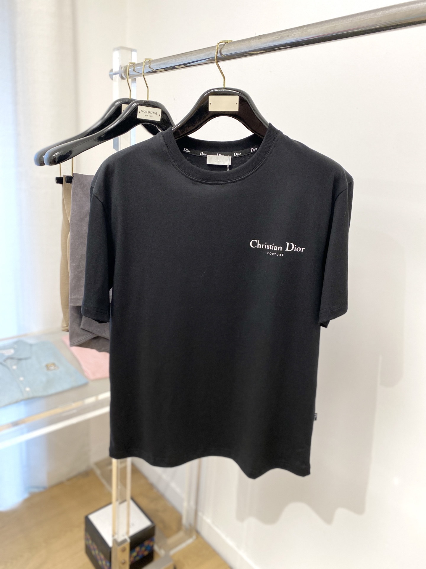 NO:415640,Dior, the latest short-sleeved T-shirt in 2025, handsome and fashionable, top printed letter logo on the chest, simple and versatile style. The fabric cotton is not only crisp, maintains the trendy silhouette, but also comfortable to wear, and the yarn is more delicate, the number M-3XL,,dior,T-shirt,tees,t-shirt,alexander wang19860909迪奥、2025最新款短袖T恤,帅气时尚,胸前顶级印花字母logo,简约百搭款.面料棉 不仅挺括,保持潮流的廓形,又穿着舒适,纱织更细腻,码数M-3XL,,dior,T-shirt,tees，t-shirt,alexander wang,Men's clothing