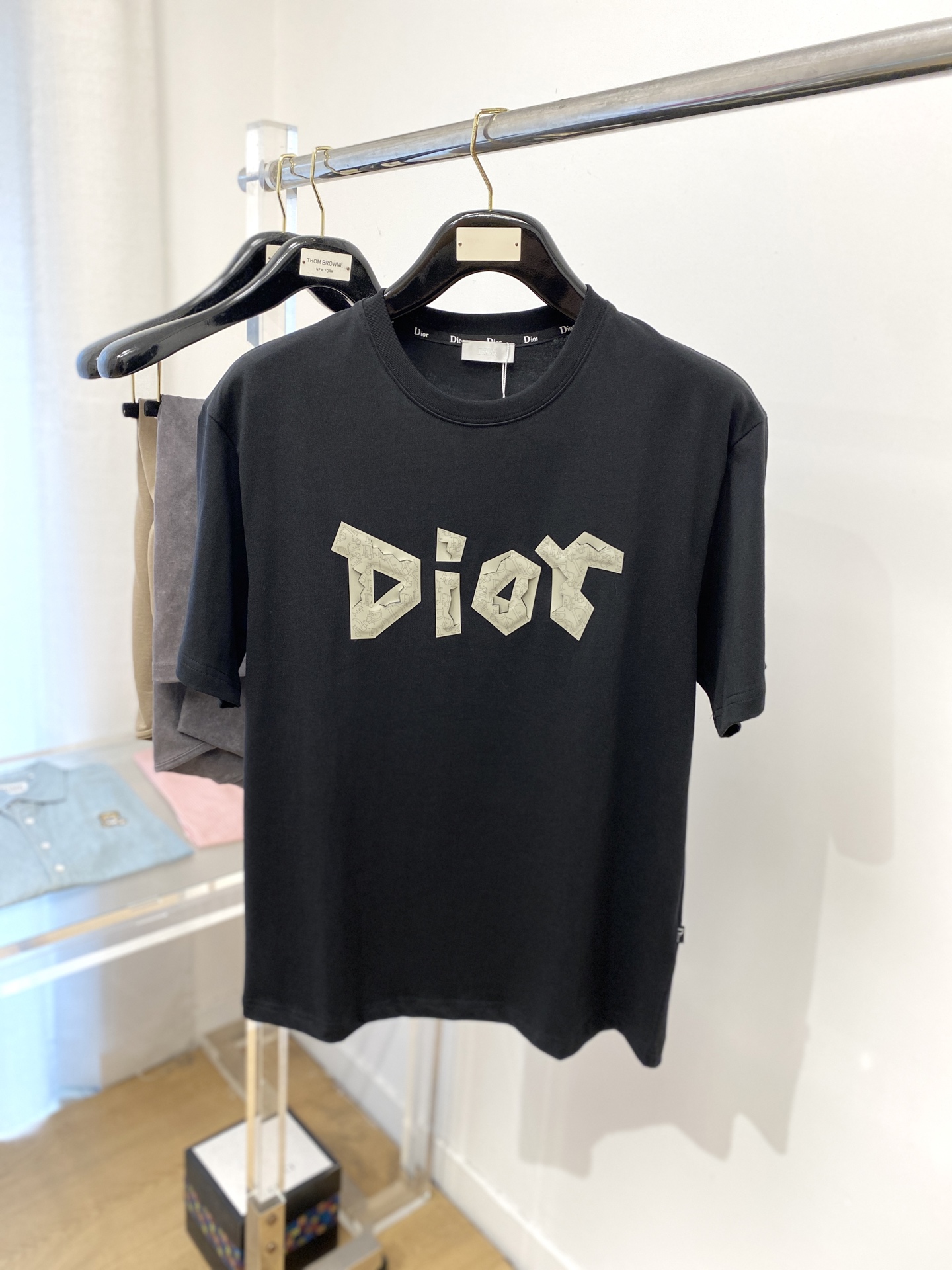 NO:415647,Dior, the latest short-sleeved T-shirt in 2025, handsome and fashionable, top-grade printed letter logo on the chest, simple and versatile style. The fabric cotton is not only crisp, maintains the trendy silhouette, but also comfortable to wear, and the yarn is more delicate, the number M-3XL,,dior,T-shirt,tees,t-shirt,alexander wang19860909迪奥、2025最新款短袖T恤,帅气时尚,胸前顶级印胶字母logo,简约百搭款.面料棉 不仅挺括,保持潮流的廓形,又穿着舒适,纱织更细腻,码数M-3XL,,dior,T-shirt,tees，t-shirt,alexander wang,Men's clothing