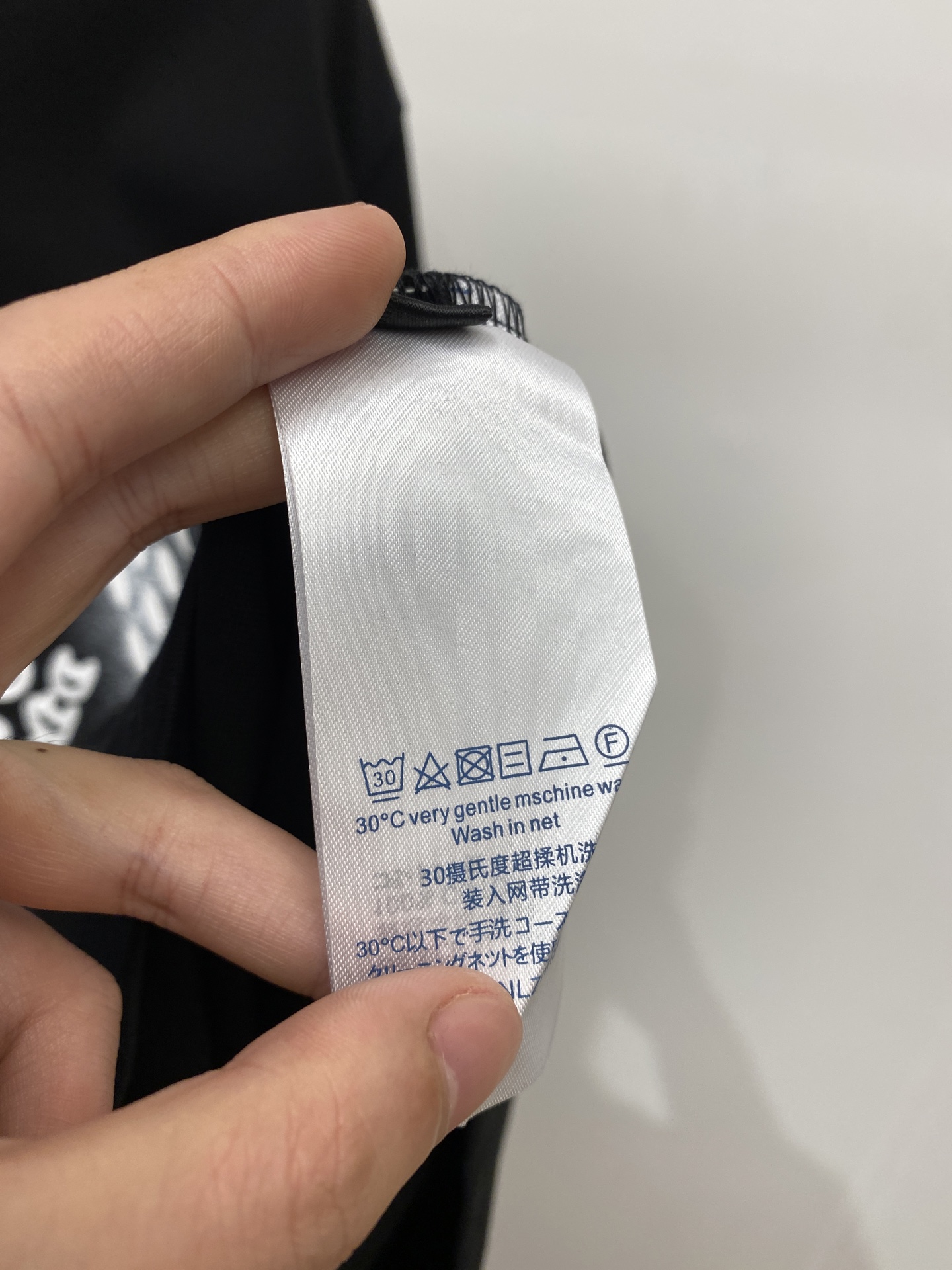 路易威登、2025最新款短袖T恤，帅气时尚，胸口顶级印花字母logo，简约百搭款。面料棉 不仅挺括，保持