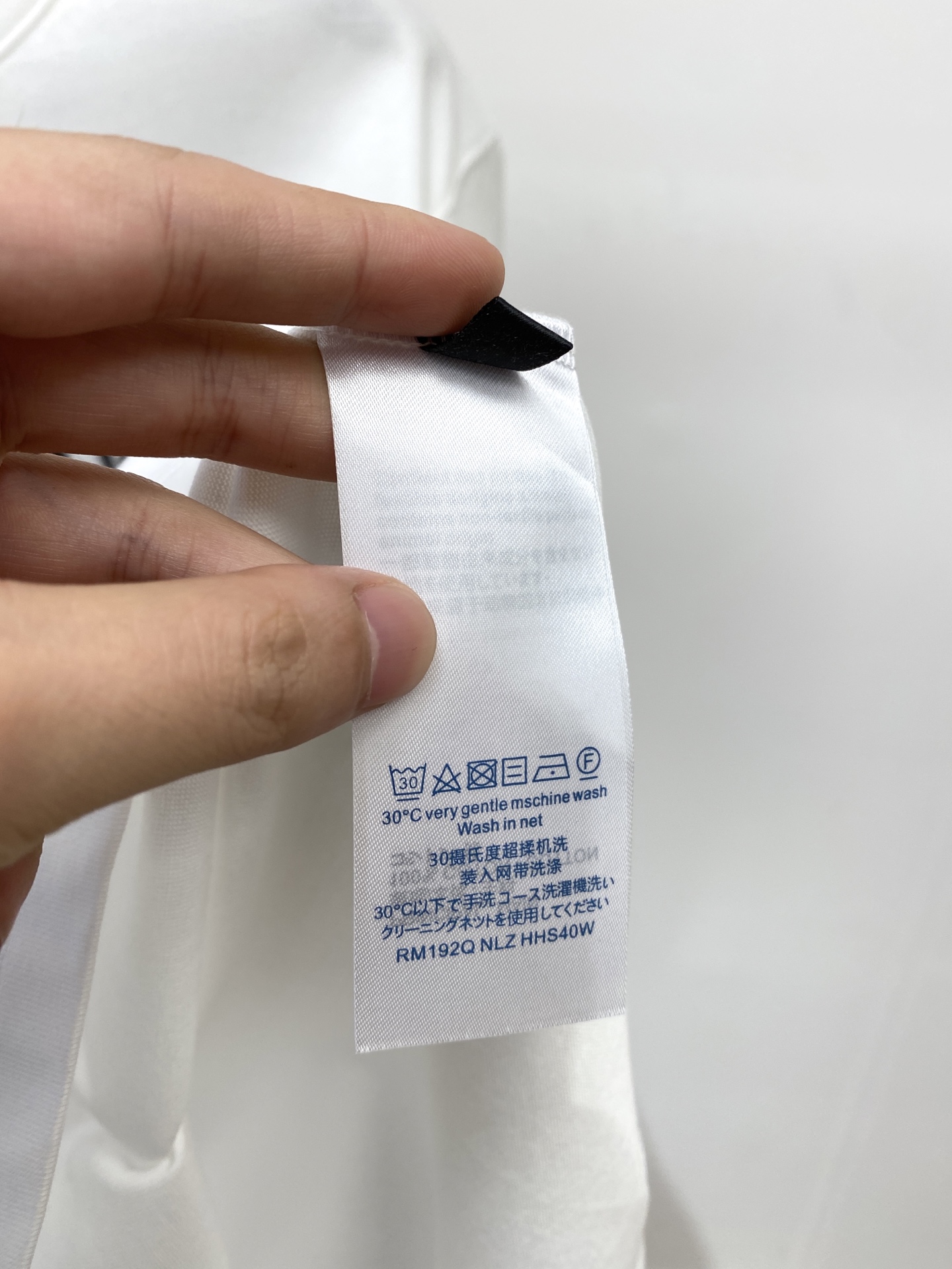 路易威登、2025最新款短袖T恤，帅气时尚，胸口顶级印花字母logo，简约百搭款。面料棉 不仅挺括，保持