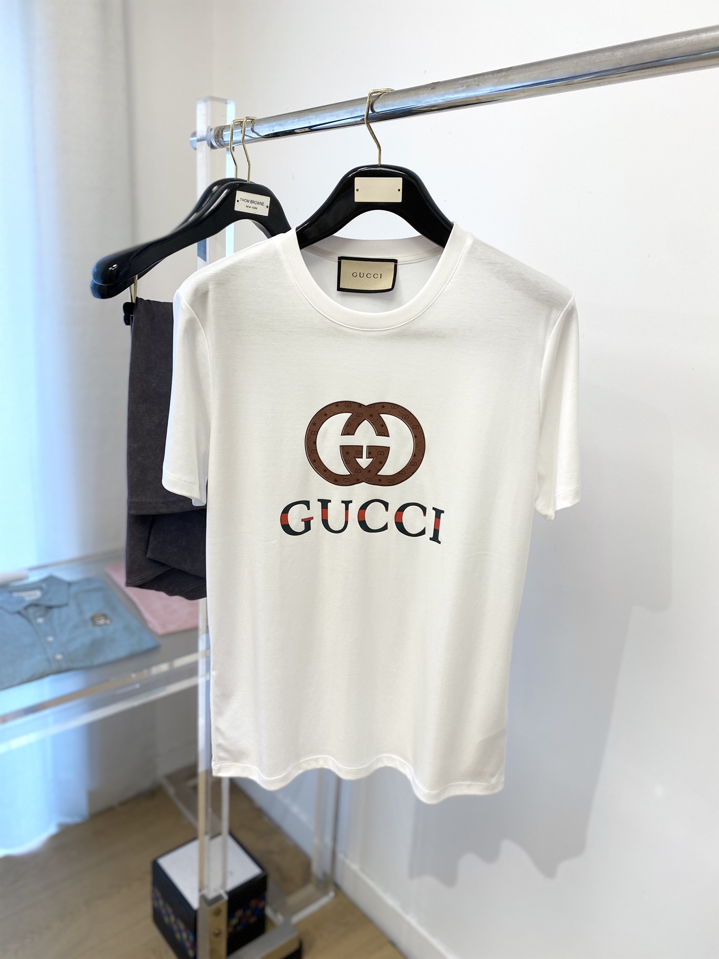 NO:415704,Guqi, the latest short-sleeved T-shirt in 2025, handsome and fashionable, top-grade printed letter logo on the chest, simple and versatile style. The fabric cotton is not only crisp, maintains the trendy silhouette, but also comfortable to wear, and the yarn is more delicate, the number M-3XL, T-shirt,tees, t-shirt,alexander wang19860909古奇、2025最新款短袖T恤,帅气时尚,胸前顶级印胶字母logo,简约百搭款.面料棉 不仅挺括,保持潮流的廓形,又穿着舒适,纱织更细腻,码数M-3XL,,T-shirt,tees，t-shirt,alexander wang,Men's clothing