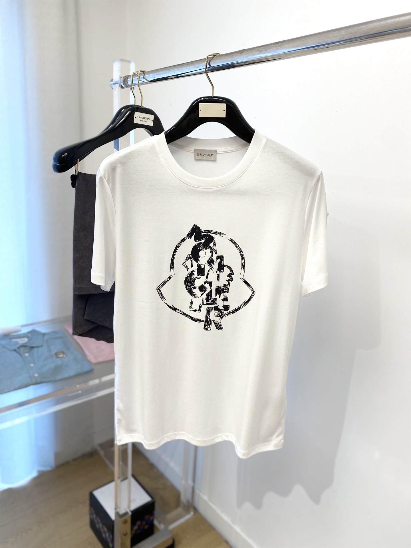 NO:415654,The latest short-sleeved T-shirt in 2025, handsome and fashionable, top-grade printed pattern letter logo on the chest, simple and versatile style. The fabric cotton is not only crisp, maintains the trendy silhouette, but also comfortable to wear, and the yarn is more delicate, the number M-3XL, Moncler, T-shirt,tees, t-shirt,alexander wang19860909蒙口、2025最新款短袖T恤,帅气时尚,胸前顶级印花图案字母logo,简约百搭款.面料棉 不仅挺括,保持潮流的廓形,又穿着舒适,纱织更细腻,码数M-3XL,,Moncler,T-shirt,tees，t-shirt,alexander wang,Men's clothing