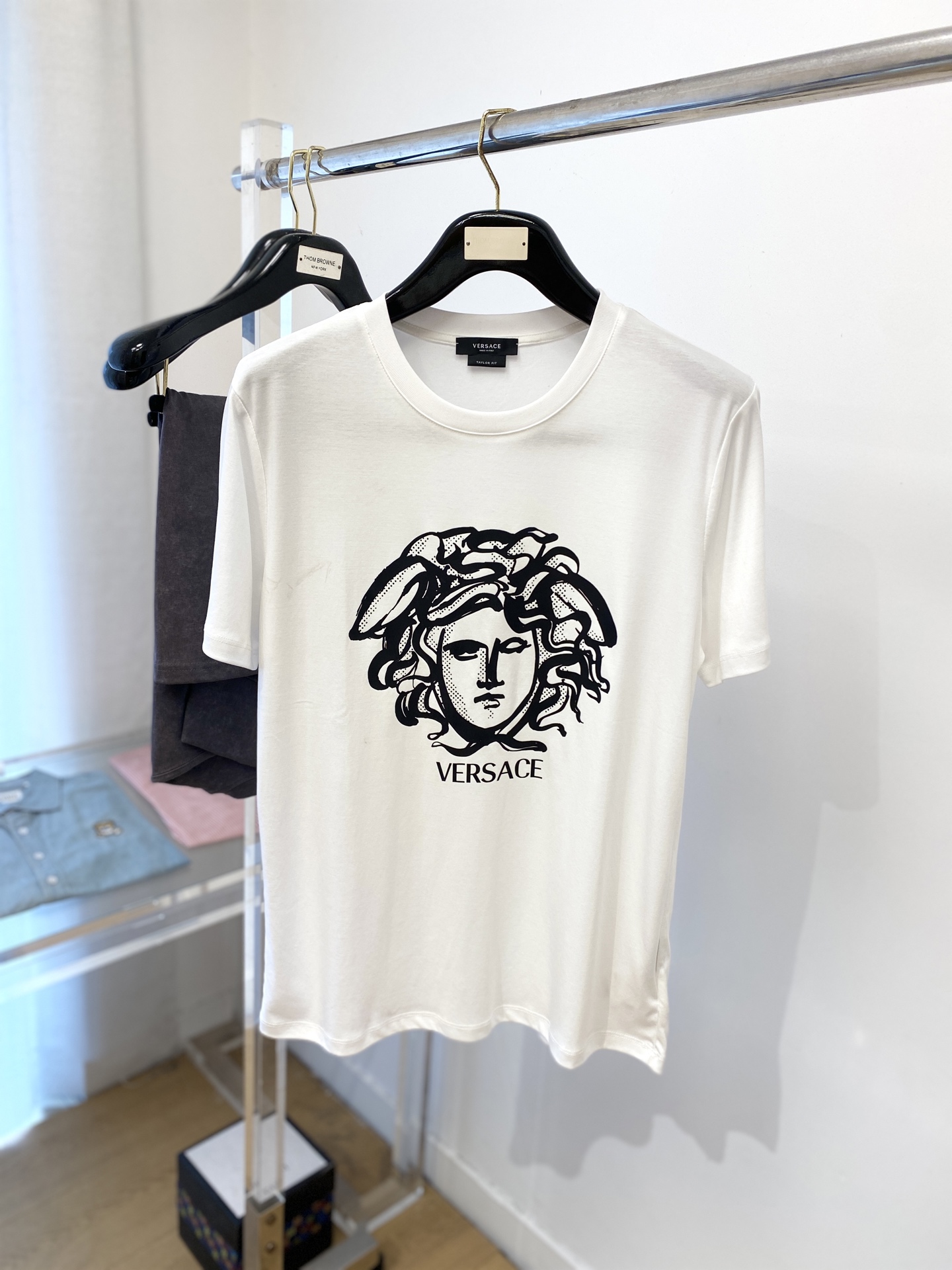 NO:415660,Versace, the latest short-sleeved T-shirt in 2025, handsome and fashionable, top-grade printed pattern letter logo on the chest, simple and versatile style. The fabric cotton is not only crisp, maintains the trendy silhouette, and is also comfortable to wear, and the yarn is more delicate, the number M-3XL, versace, T-shirt, tees, t-shirt, alexander wang19860909范思哲、2025最新款短袖T恤,帅气时尚,胸前顶级印花图案字母logo,简约百搭款.面料棉 不仅挺括,保持潮流的廓形,又穿着舒适,纱织更细腻,码数M-3XL,,versace,T-shirt,tees，t-shirt,alexander wang,Men's clothing